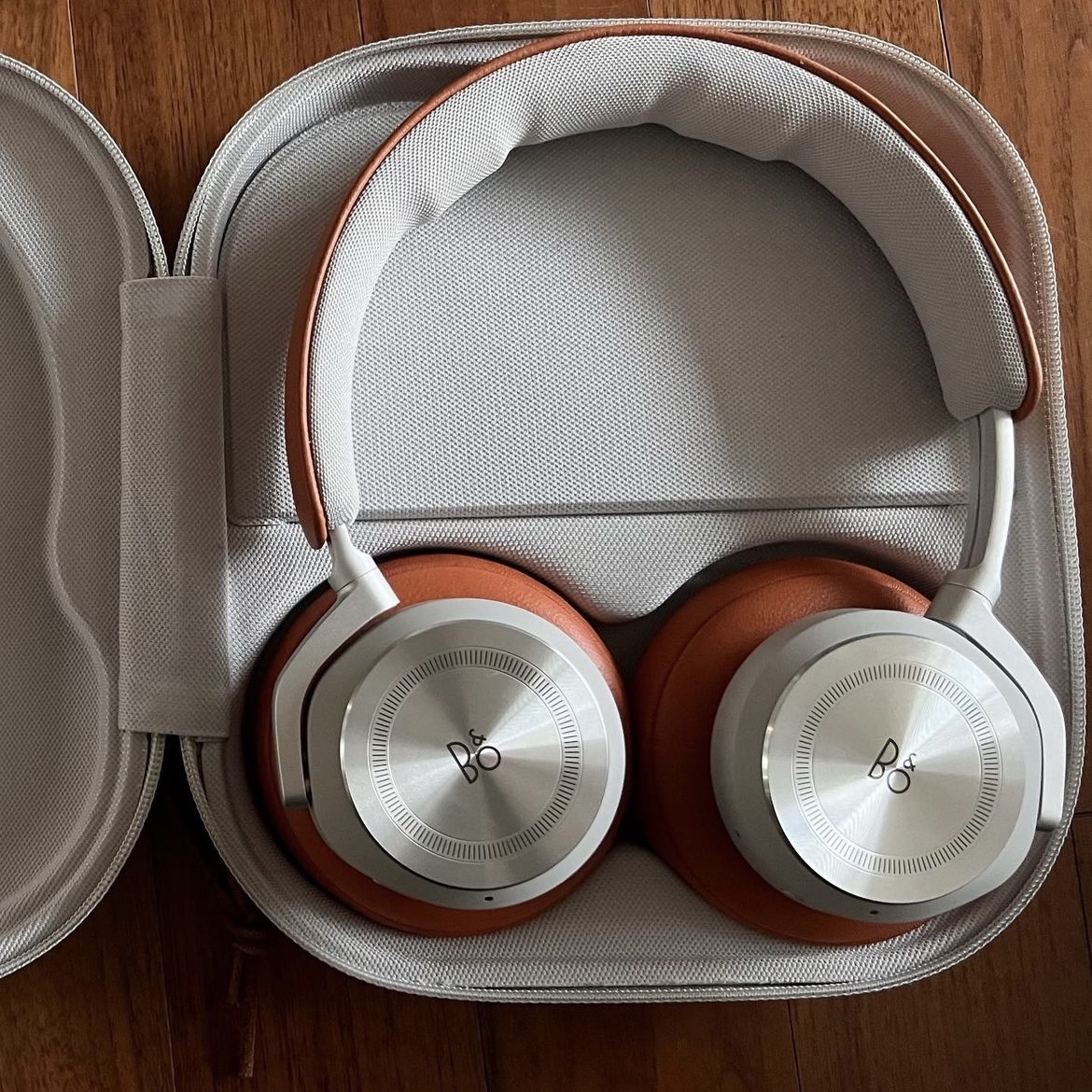Bang & Olufsen Beoplay HX Timber, Bang & Olufsen Beoplay HX Timber (Korean Ver.) 착용 스타일 - 2