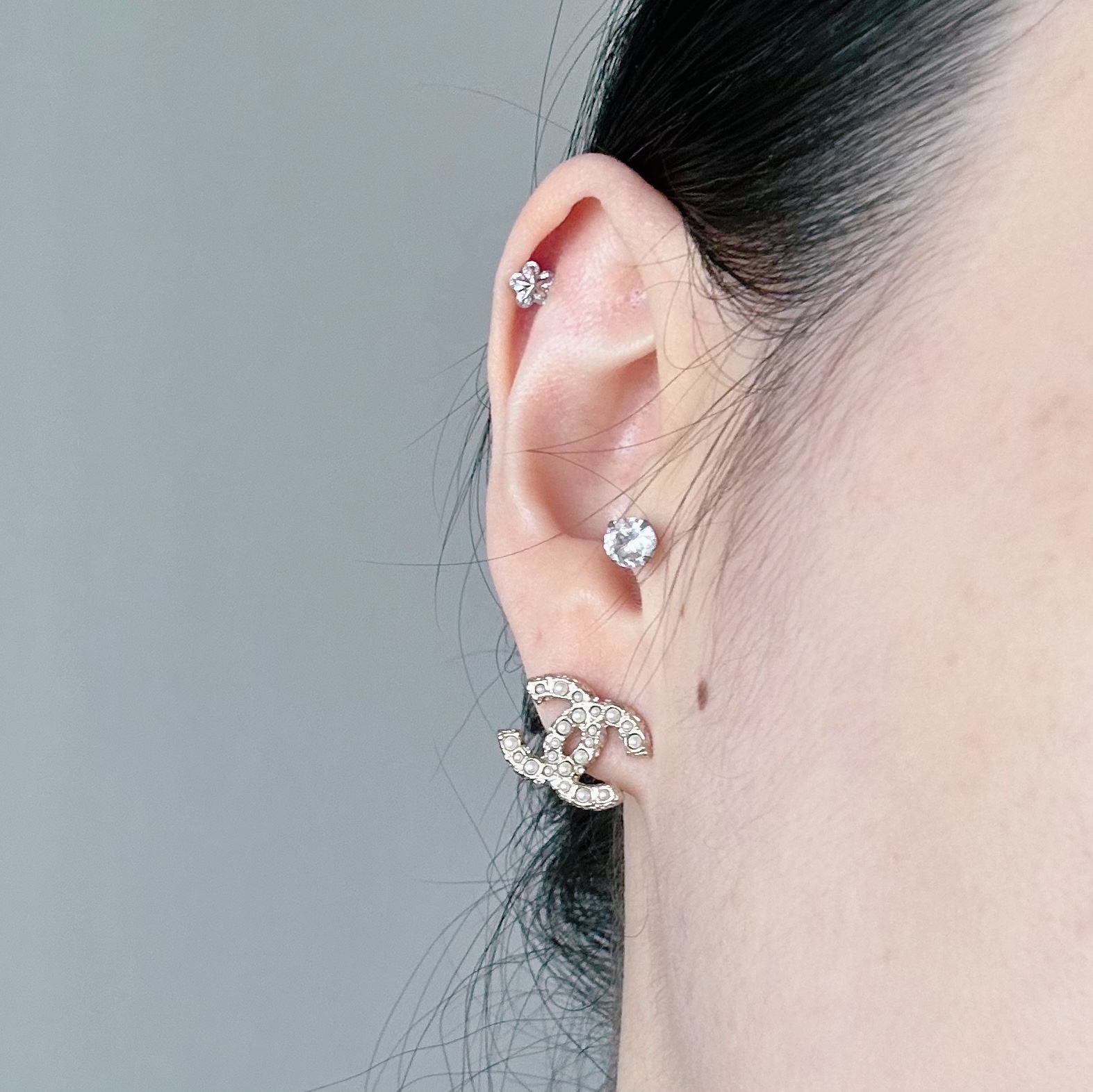 (W) Chanel Earrings Metal Glass Pearls Strass & Gold Pearly White Crystal 착용 스타일 - 2