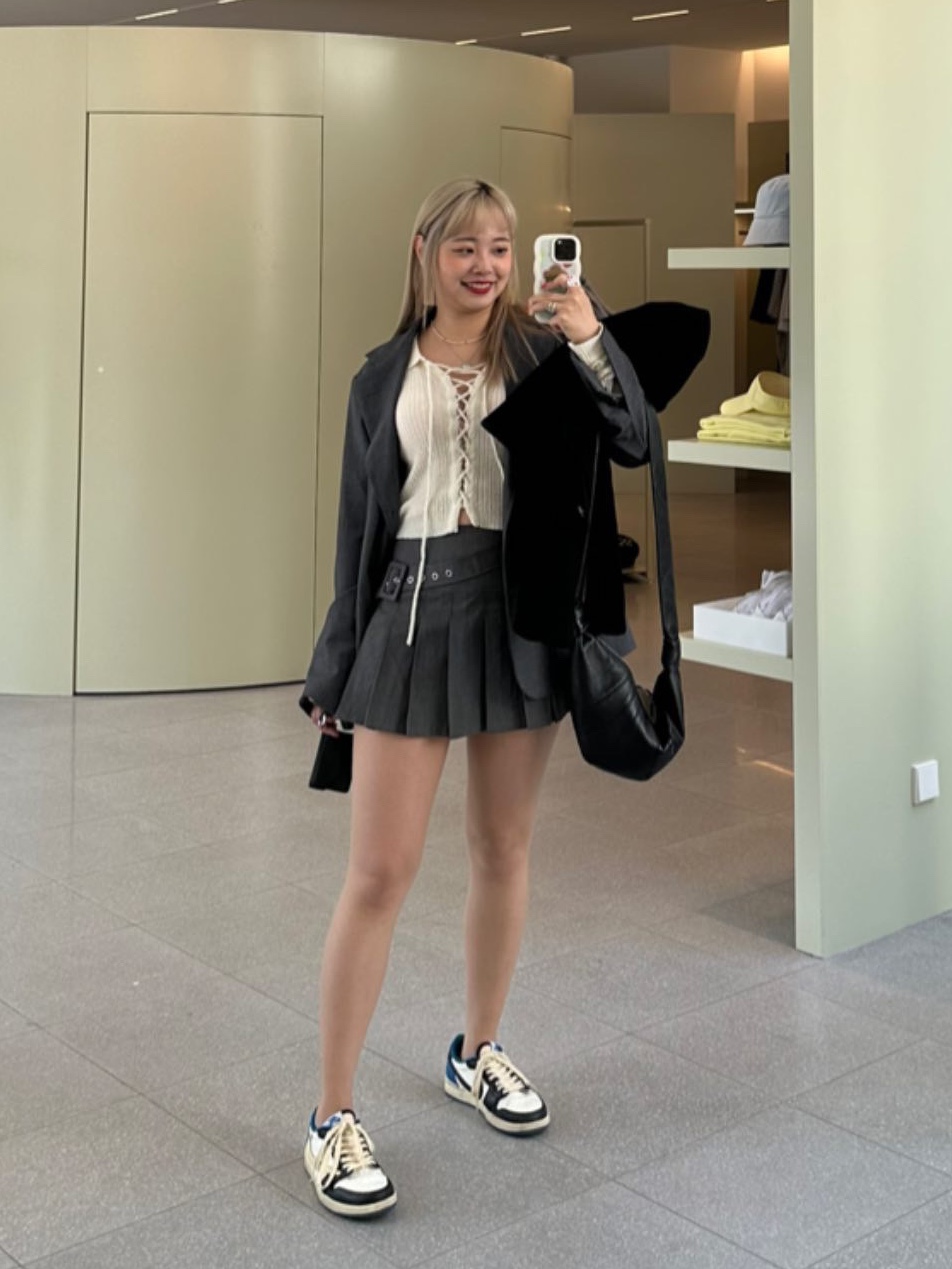 르메르 스몰 크루아상 백 소프트 나파 레더 블랙, 조던 1 x 트래비스 스캇 x 프라그먼트 레트로 로우 OG SP 밀리터리 블루 착용 스타일 - 3