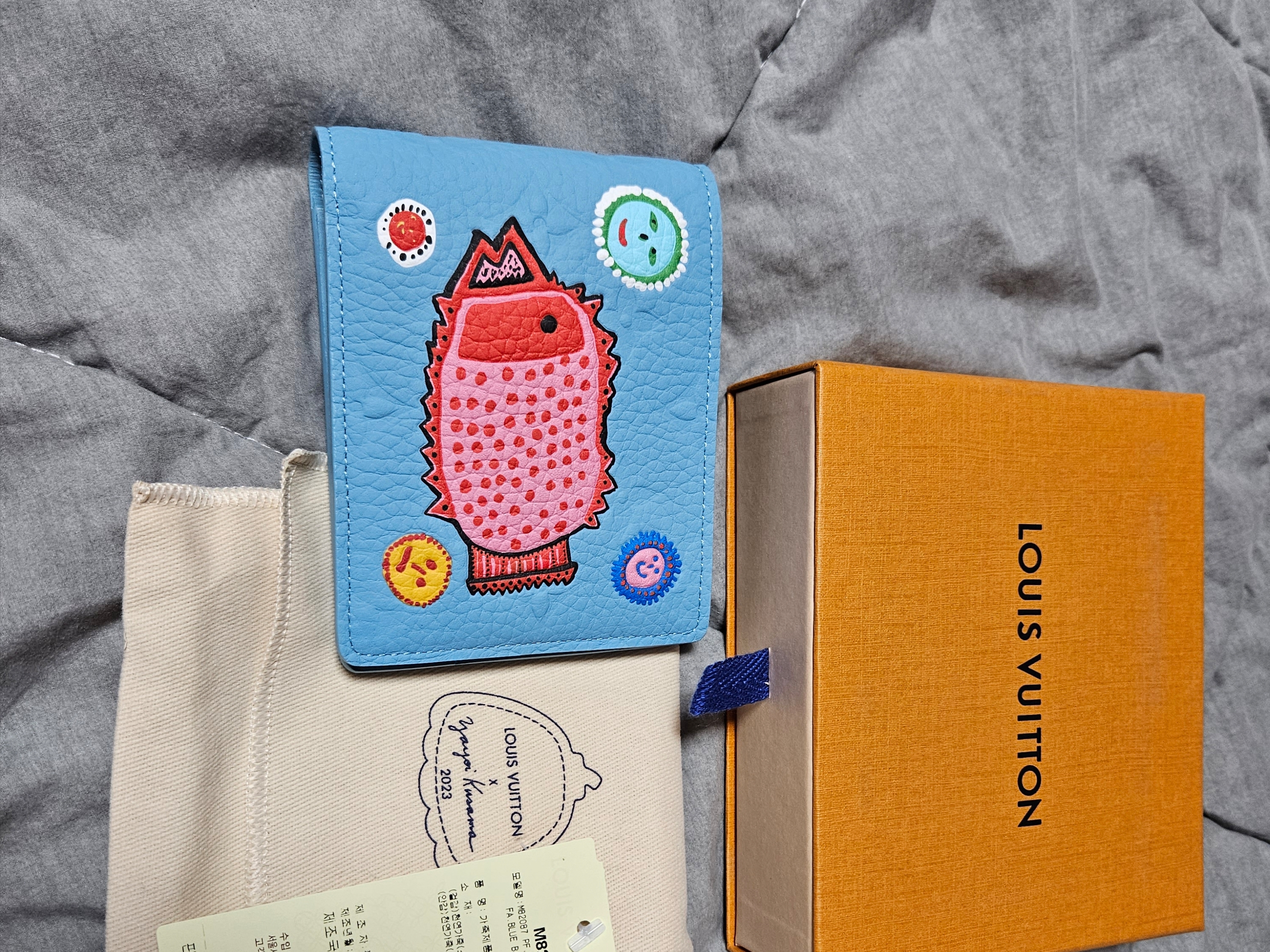 Louis Vuitton x YK Multiple Wallet Taurillon Monogram Blue 착용 스타일