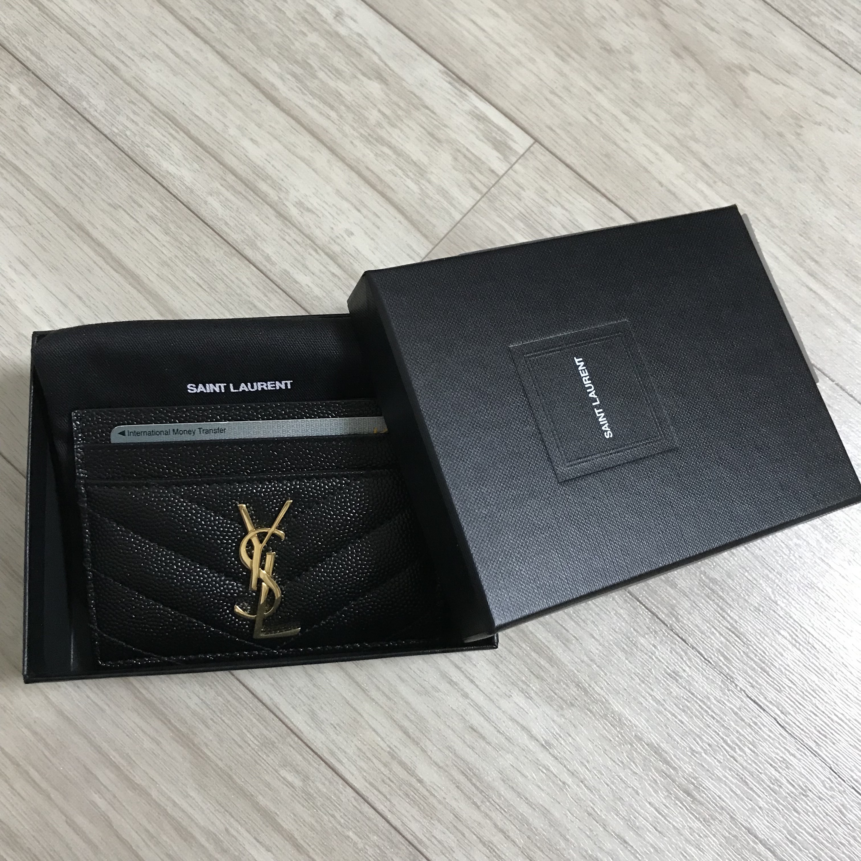 Saint Laurent Cassandre Matelasse Card Case in Grain De Poudre Embossed Leather Black 착용 스타일