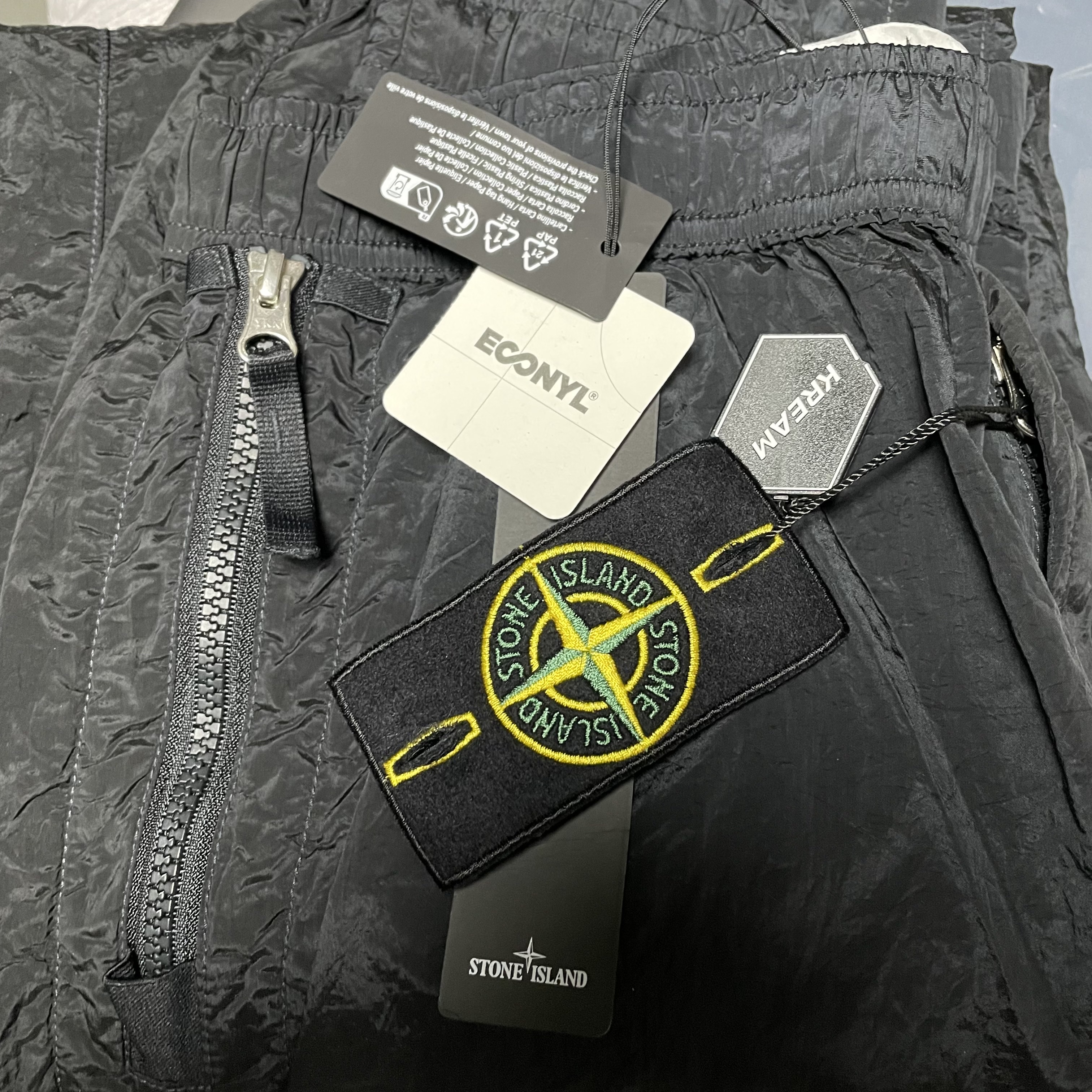 Stone Island 31019 Nylon Metal in Econyl Regenerated Nylon Pants Black - 23SS 착용 스타일