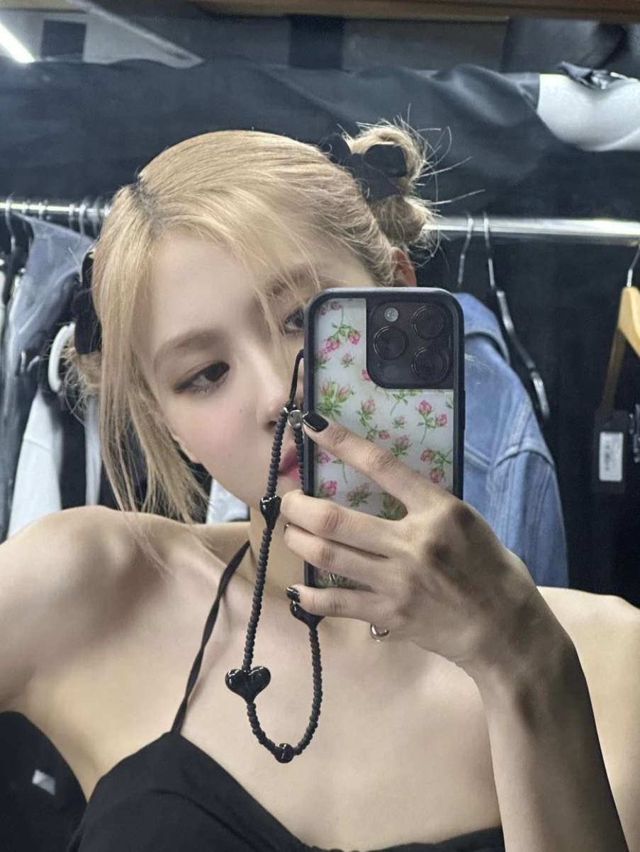 String Ting Midnight Request Line Wristlet Phone Strap 착용 스타일