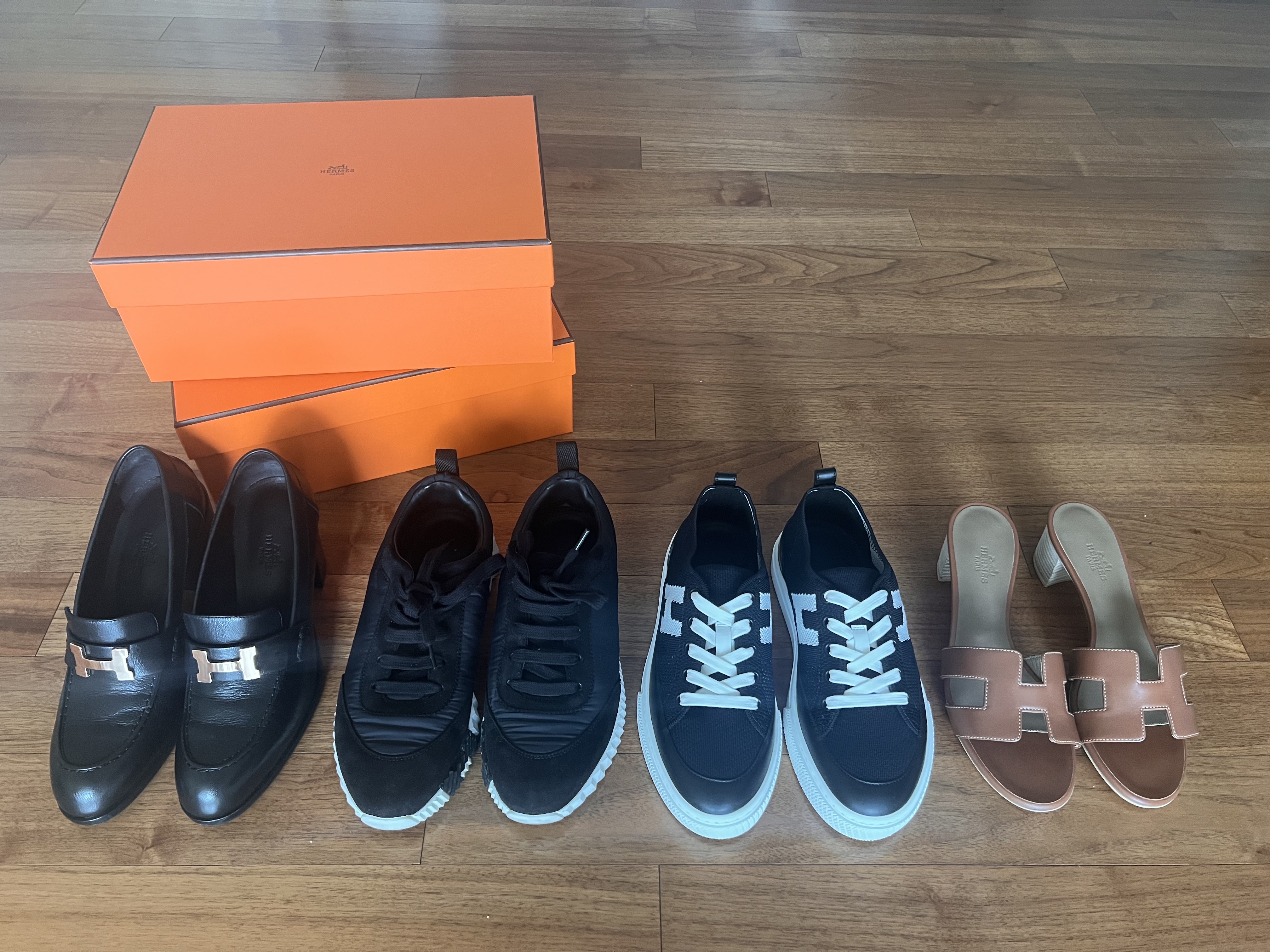 (W) Hermes Dauphine 70 Loafers Goatskin & Rose Gold Noir, (W) Hermes Bouncing Sneakers Mesh Suede Goatskin & Noir Blanc 착용 스타일
