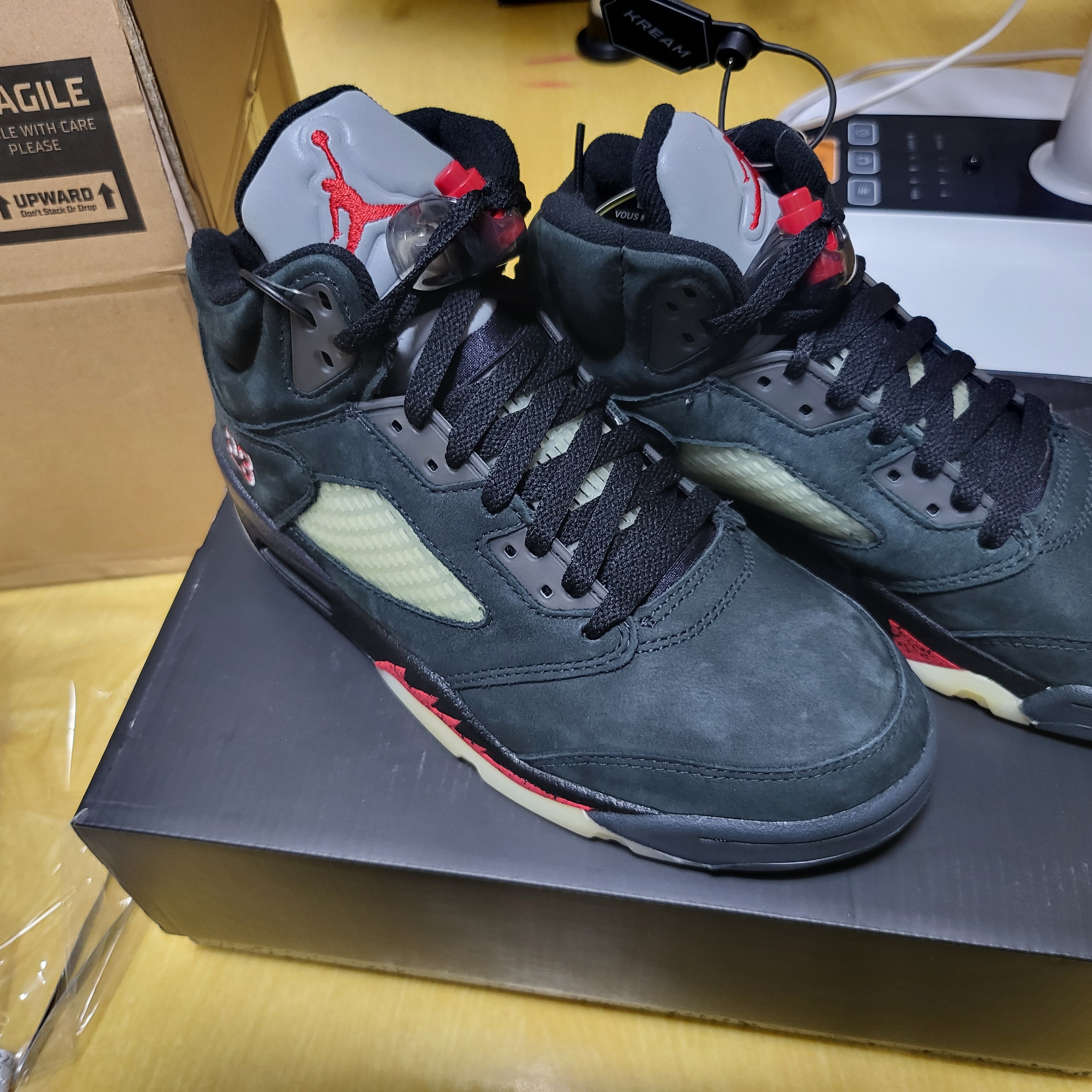 (W) Jordan 5 Retro Gore-Tex Off Noir Fire Red 착용 스타일 - 1