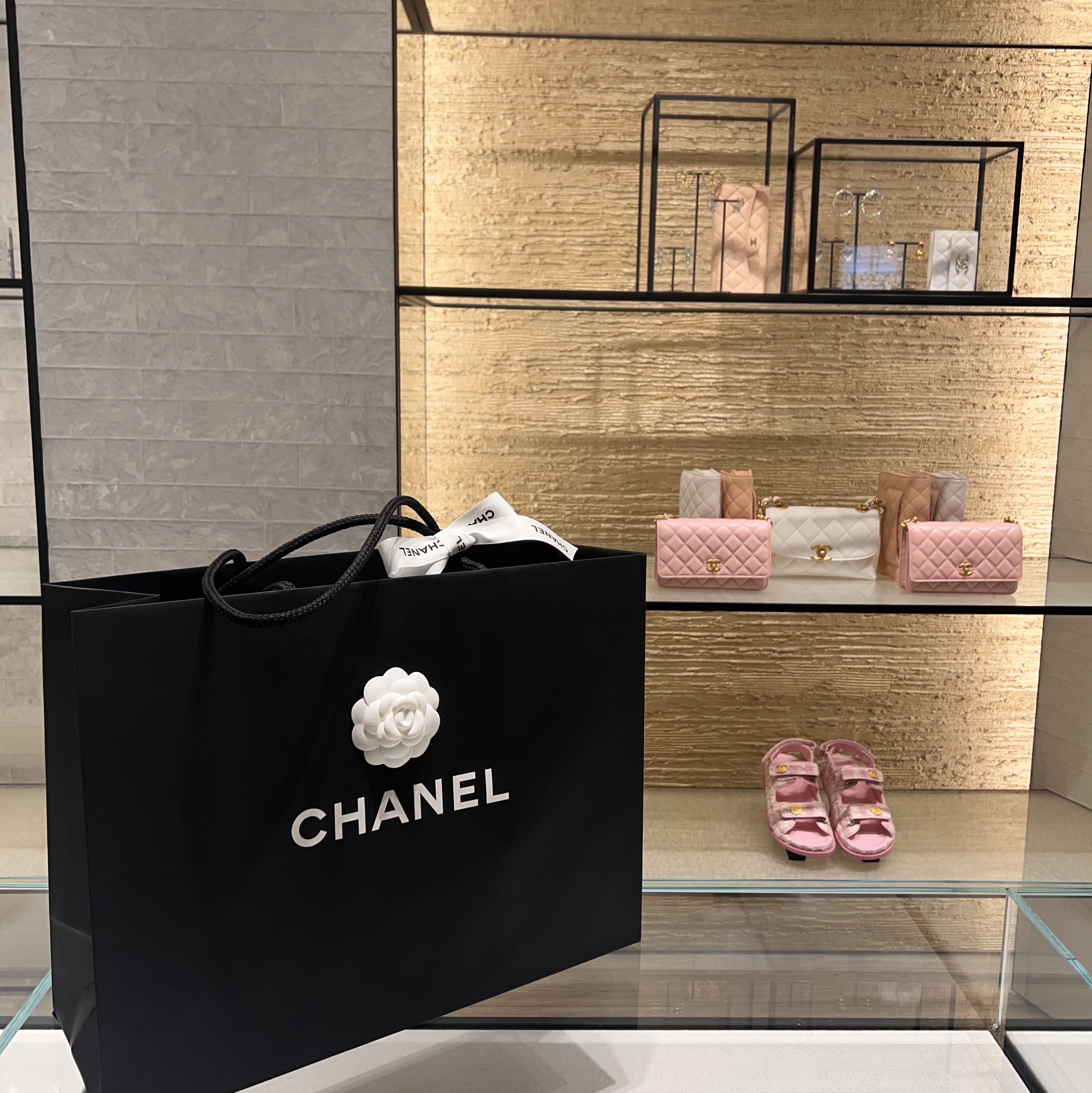 Chanel Mini Flap Bag Lambskin & Gold Black 착용 스타일 - 2