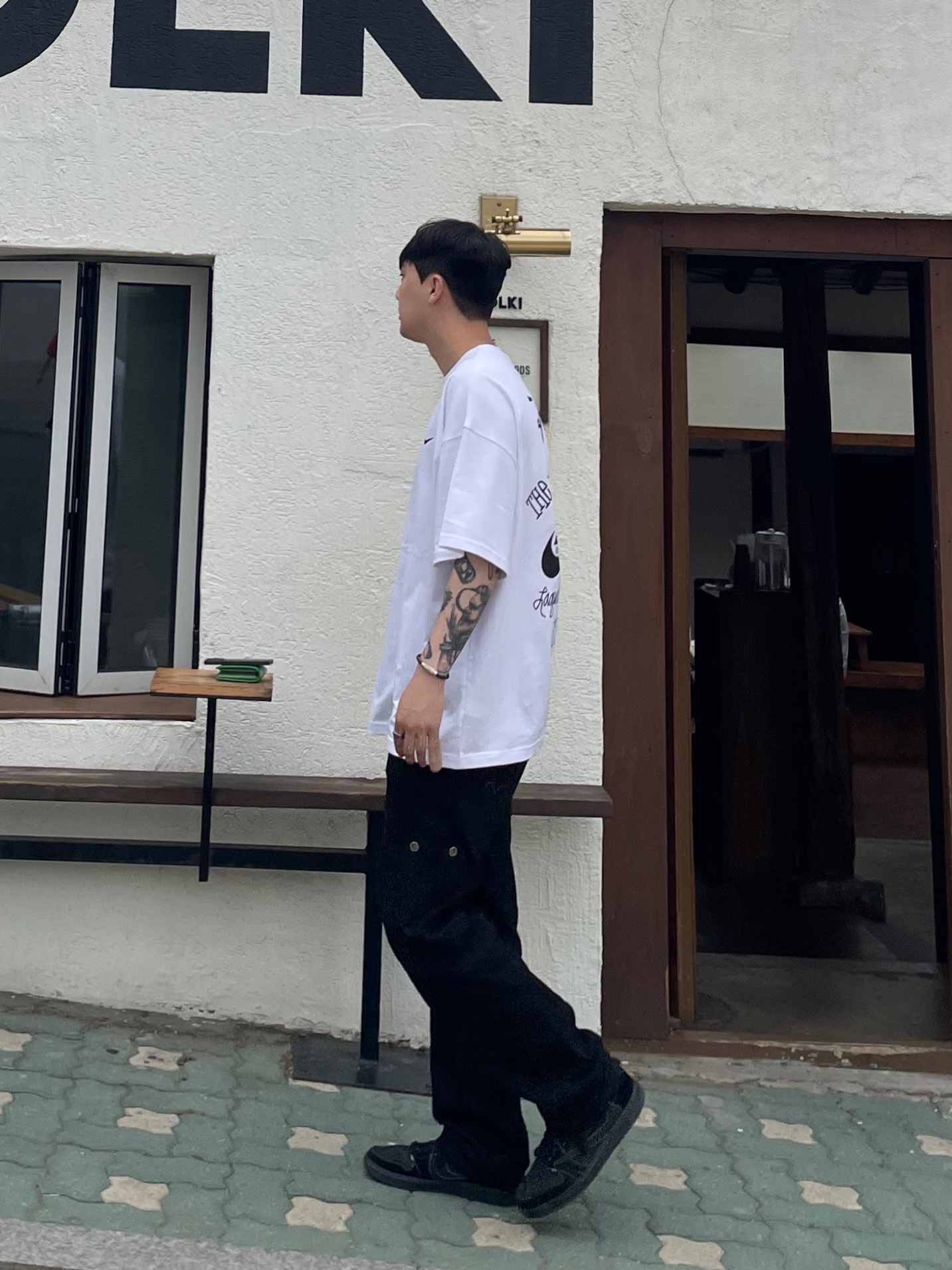 Jordan 1 x Travis Scott Retro Low OG SP Black Phantom, Nike x Stussy T-Shirt White (DV1774-100) 착용 스타일