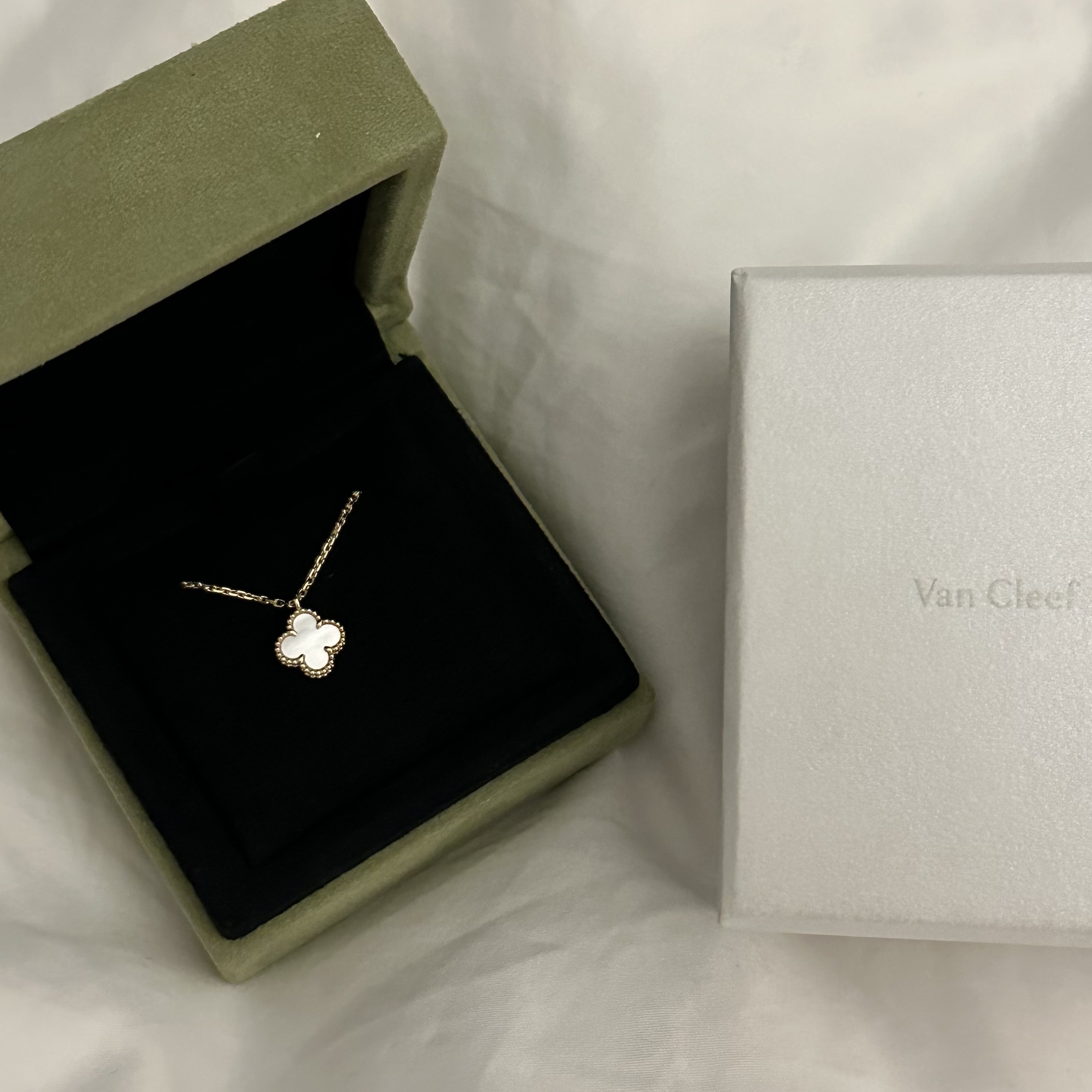 (W) Van Cleef & Arpels Sweet Alhambra Pendant Yellow Gold Mother of Pearl 착용 스타일