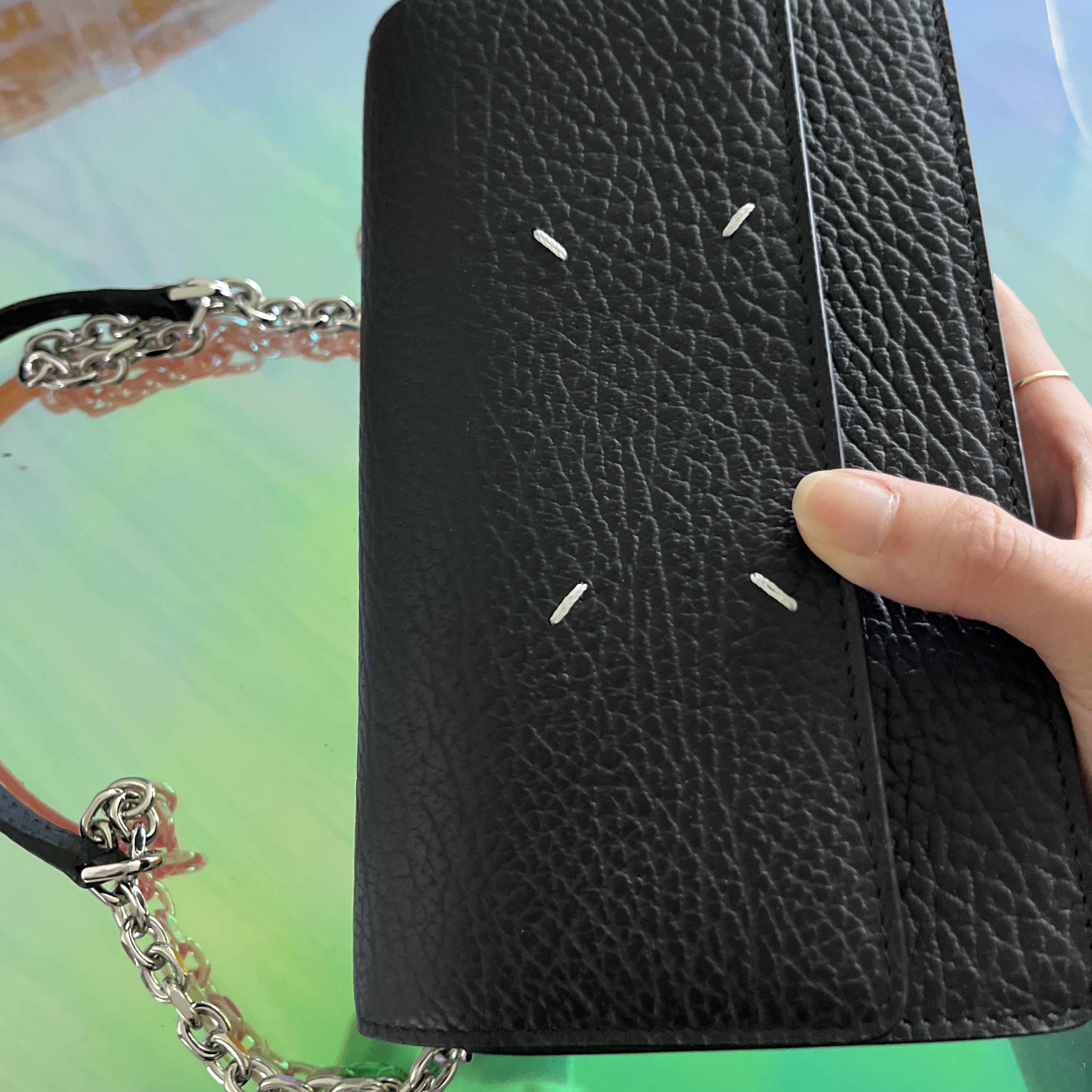 Maison Margiela Four Stitches Chain Flap Wallet Black 착용 스타일 - 2