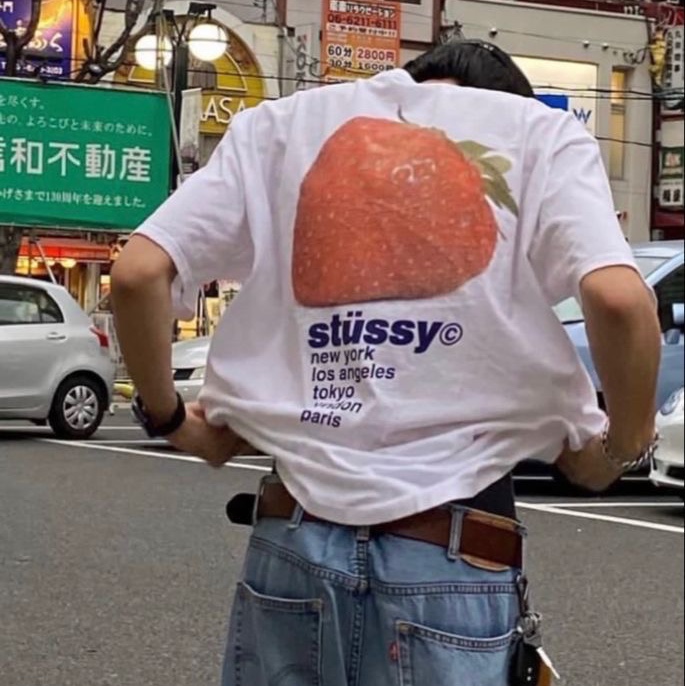스투시 스트로베리 티셔츠 화이트 착용 스타일