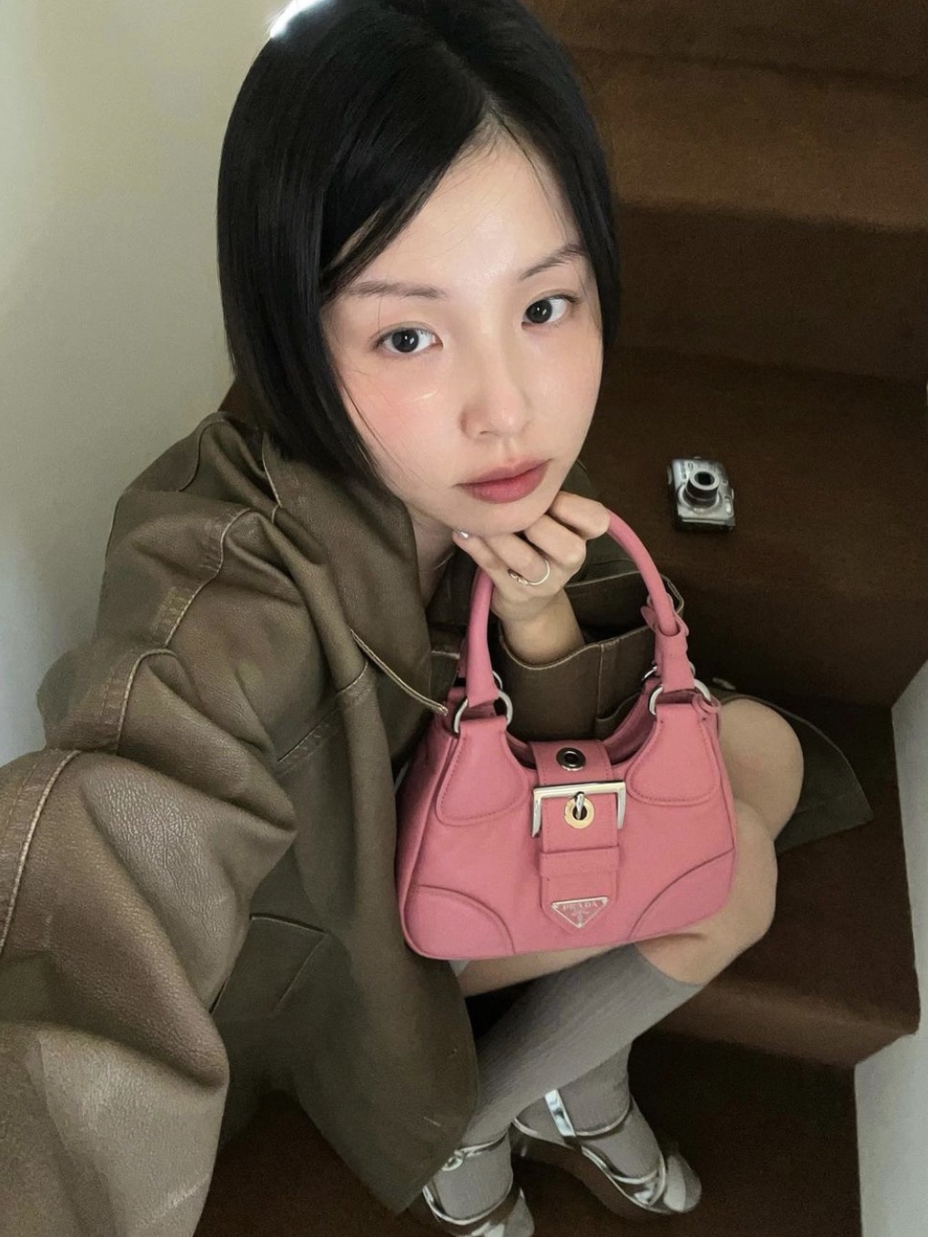 Prada Moon Padded Nappa Leather Bag Geranium Pink 착용 스타일 - 2