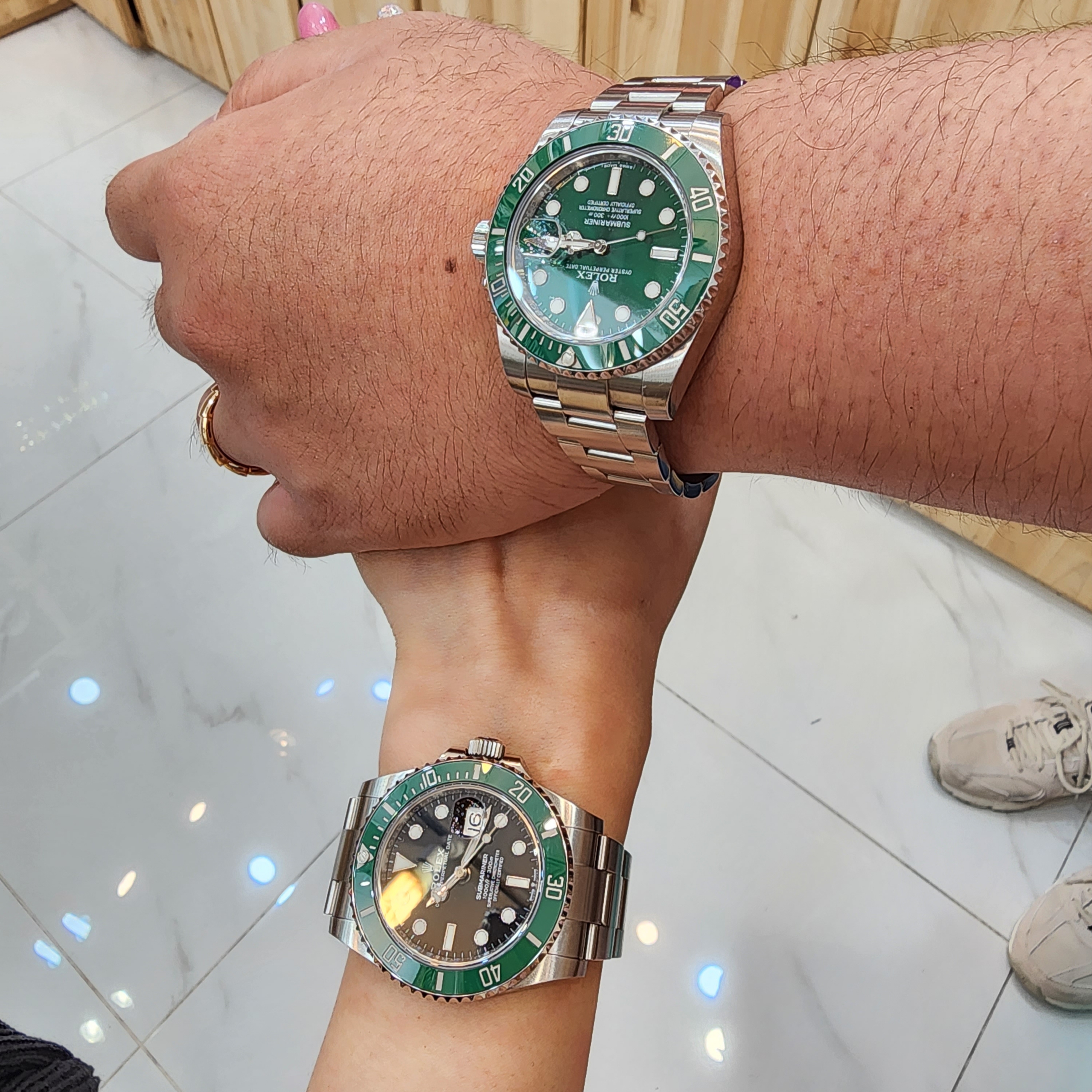 Rolex Submariner Date 40mm 116610LV Green Oyster, Rolex Submariner Date 41mm 126610LV Black Oyster 착용 스타일
