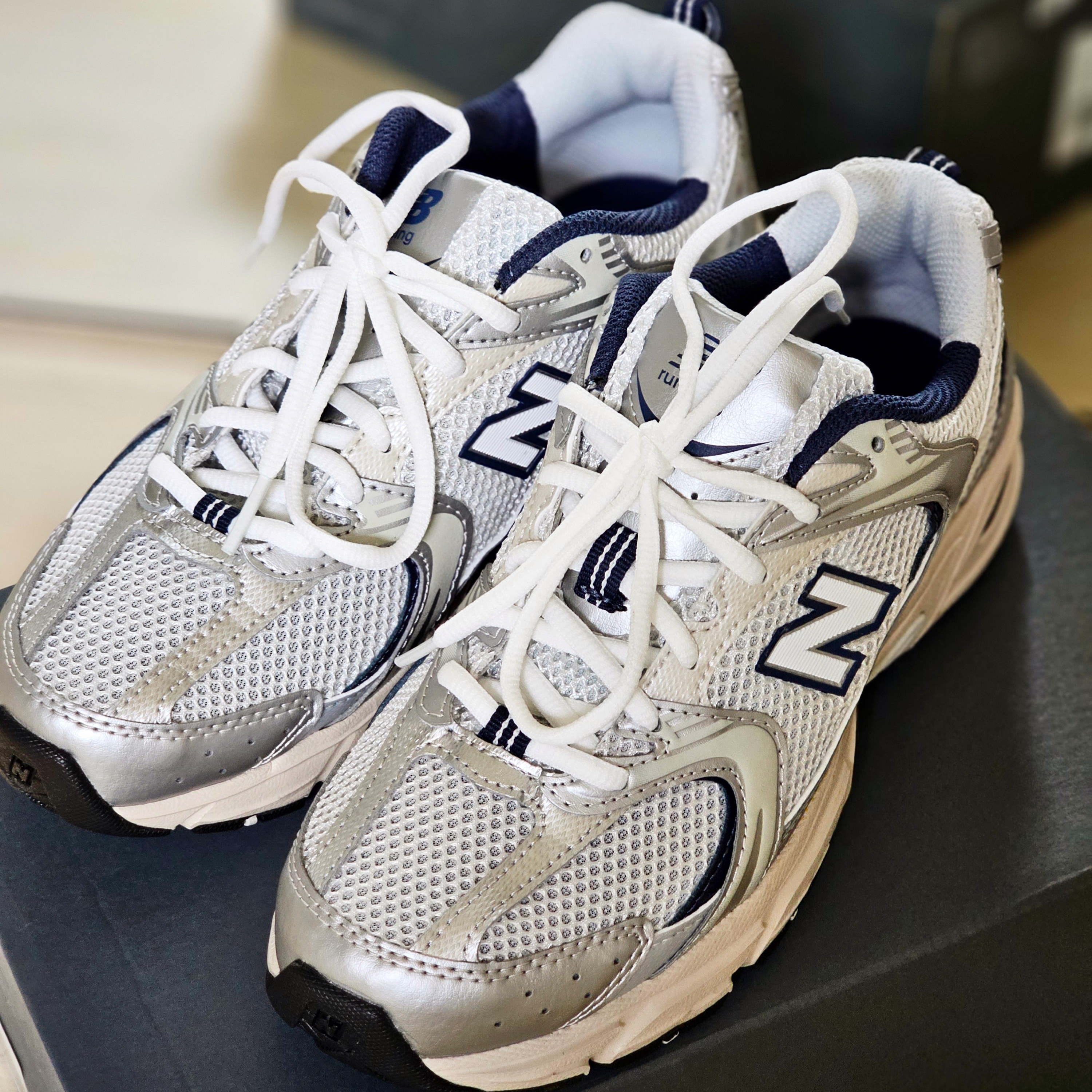 New Balance 530 Steel Grey 착용 스타일 - 3