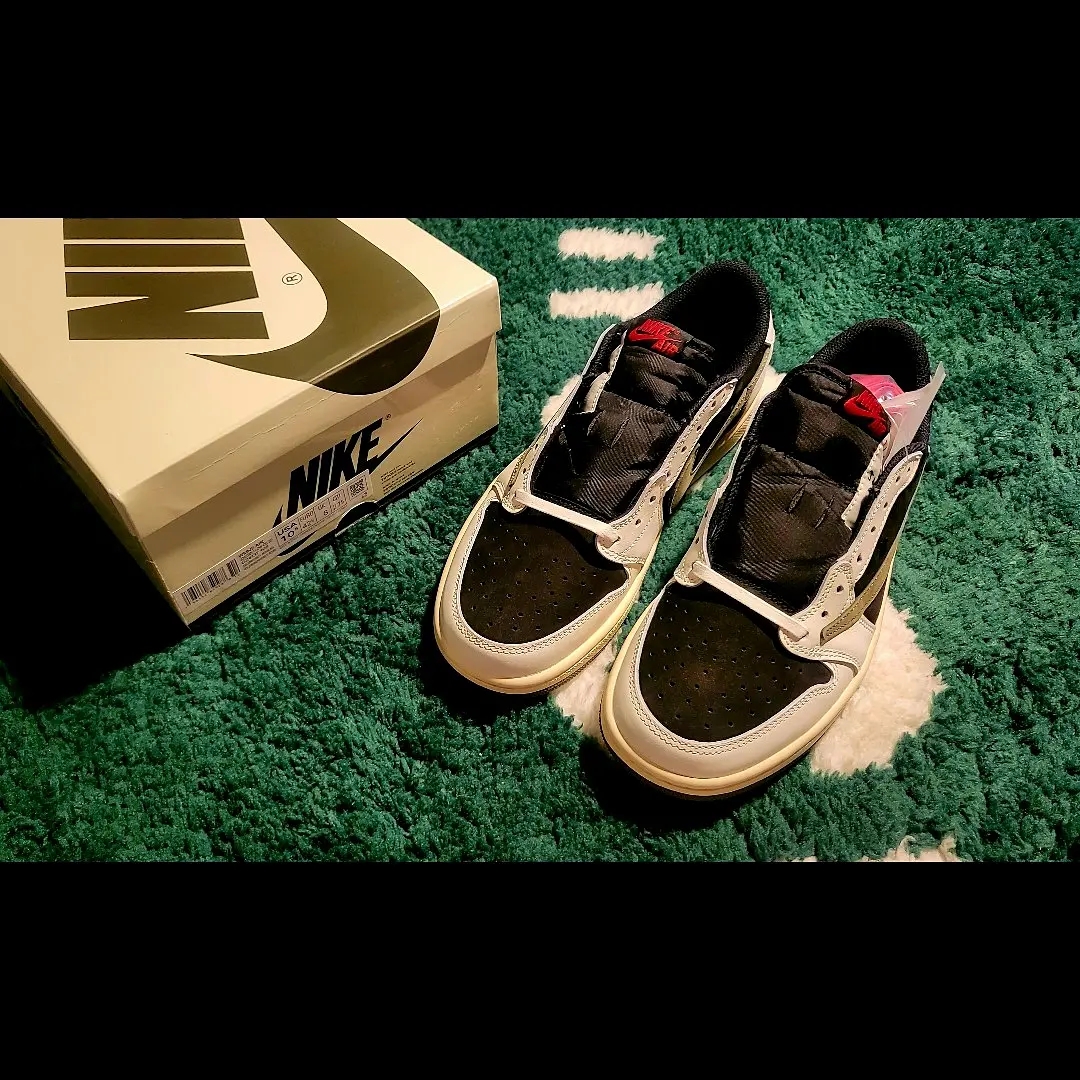 (W) Jordan 1 x Travis Scott Retro Low OG SP Medium Olive, Jordan 1 x Travis Scott Retro Low OG SP Sail and Ridgerock 착용 스타일 - 2