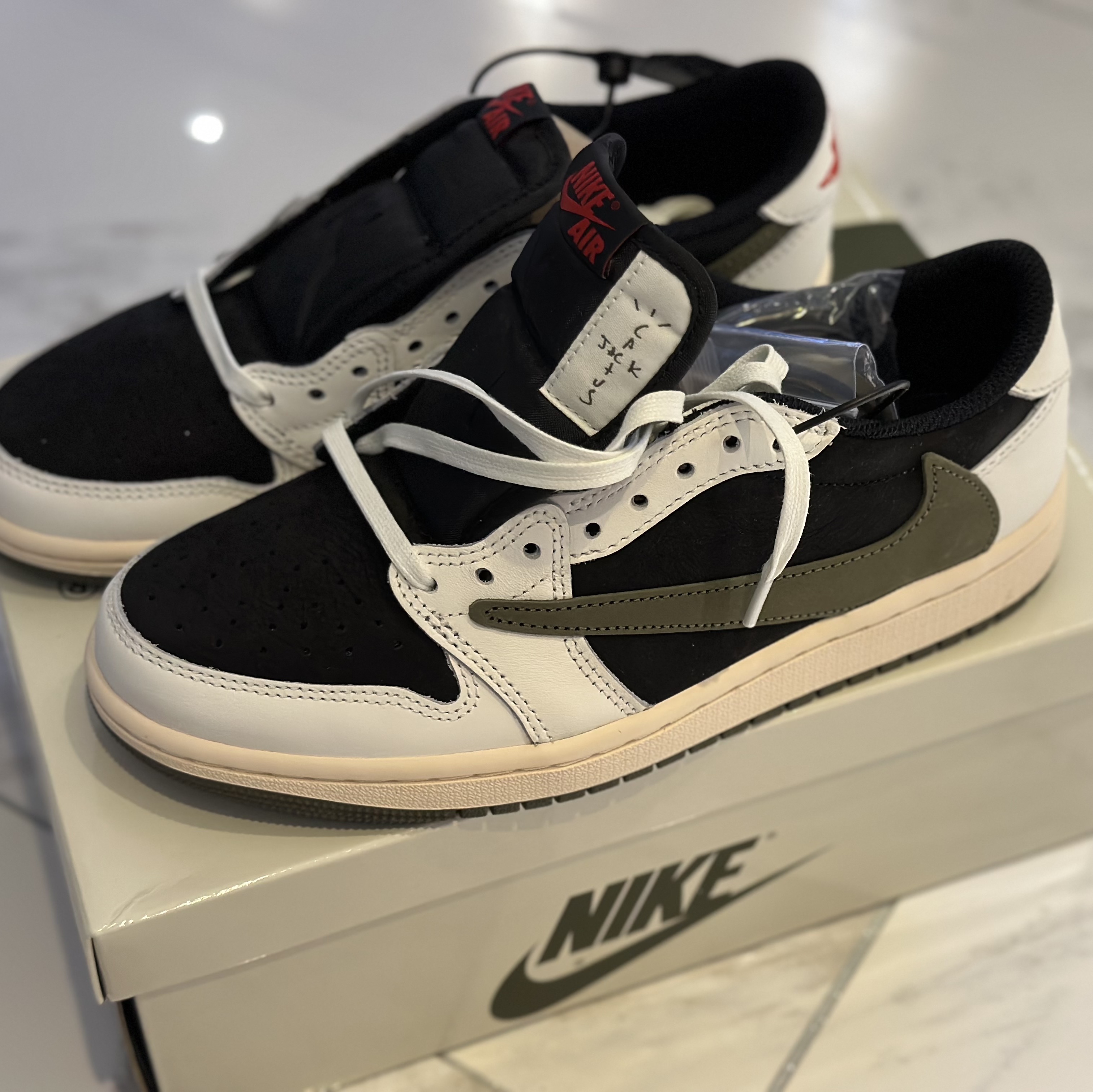 (W) Jordan 1 x Travis Scott Retro Low OG SP Medium Olive 착용 스타일 - 2