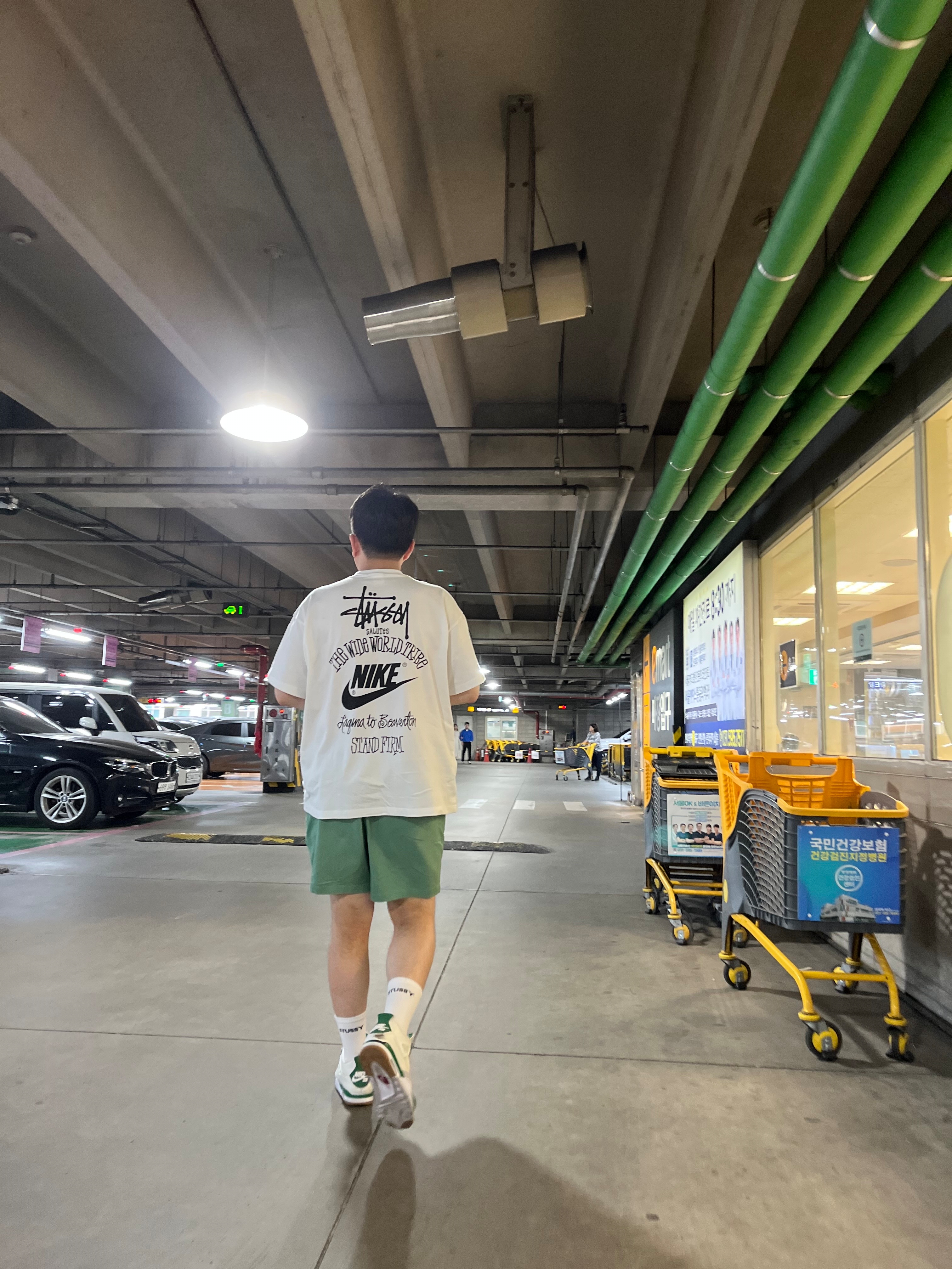 나이키 x 스투시 티셔츠 화이트 (DV1774-100), 나이키 x 스투시 NRG 크루 삭스 화이트 블랙 착용 스타일 - 1