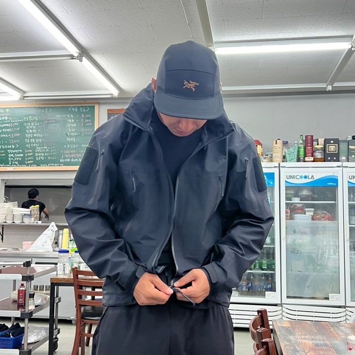 Arc'teryx Calidum 5 Panel Cap Black, Arc'teryx LEAF Alpha Jacket Gen 2 Wolf 착용 스타일 - 1