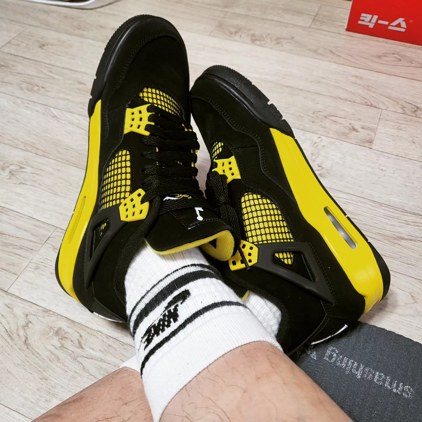 Jordan 4 Retro Thunder 2023 착용 스타일 - 3