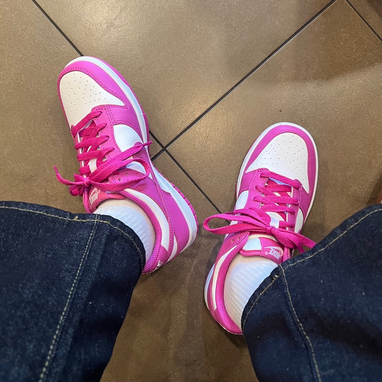 (GS) Nike Dunk Low White Active Fuchsia 착용 스타일 - 2