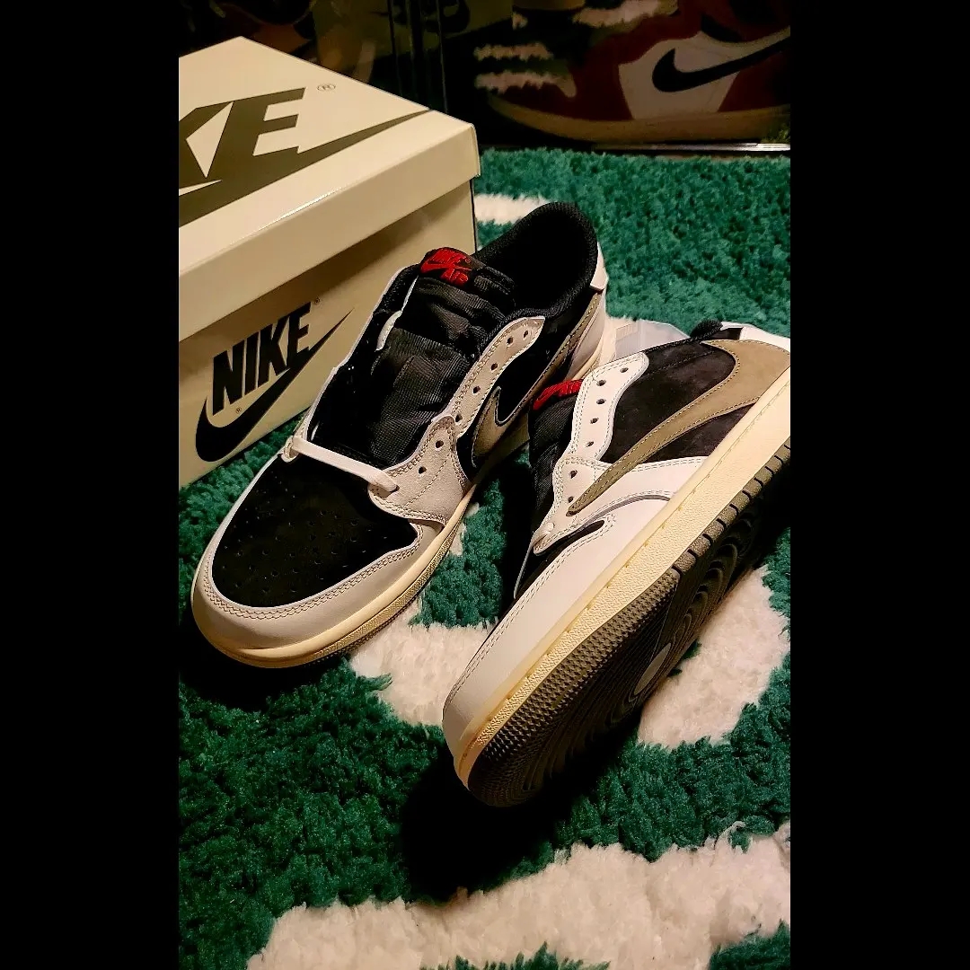(W) Jordan 1 x Travis Scott Retro Low OG SP Medium Olive, Jordan 1 x Travis Scott Retro Low OG SP Sail and Ridgerock 착용 스타일 - 3