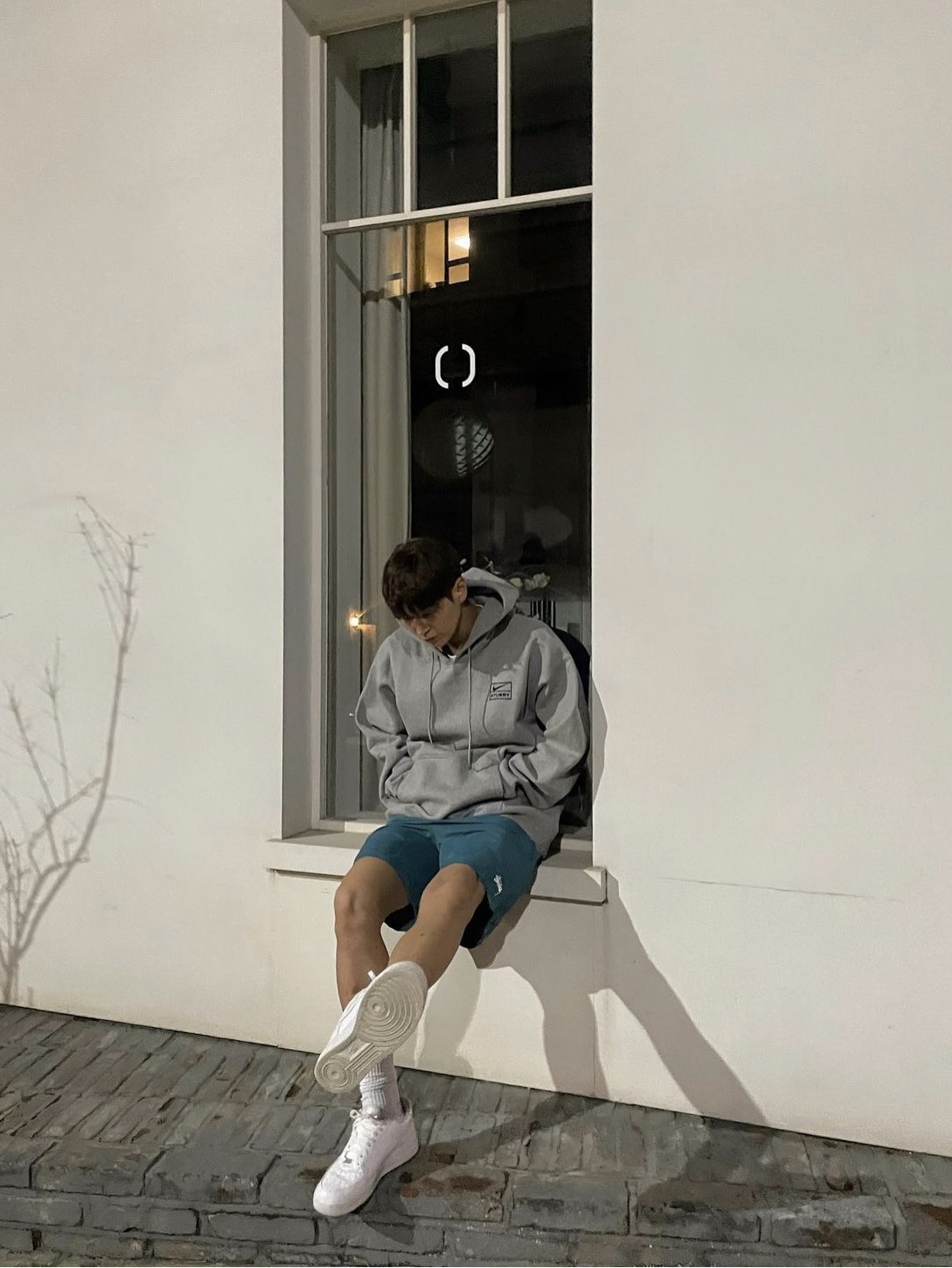 나이키 x 스투시 NRG RA 풀오버 후드 다크 그레이 헤더 (DJ9488-063), 스투시 스탁 워터 쇼츠 블루 착용 스타일 - 2