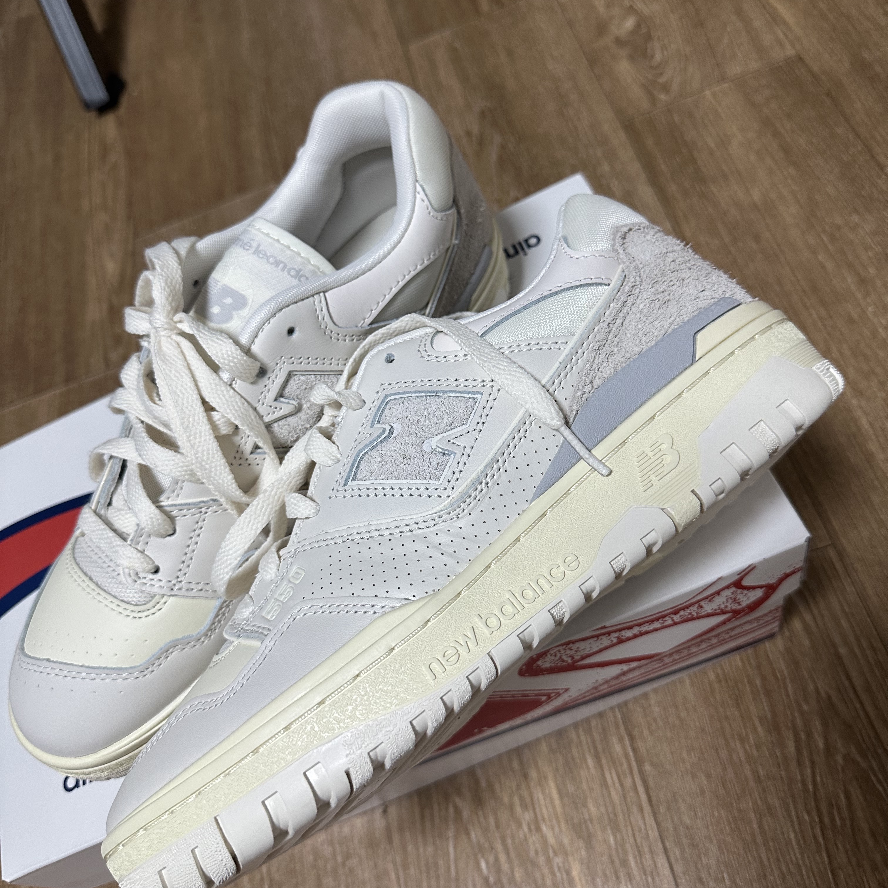New Balance x Aime Leon Dore 550 White Leather 착용 스타일 - 3