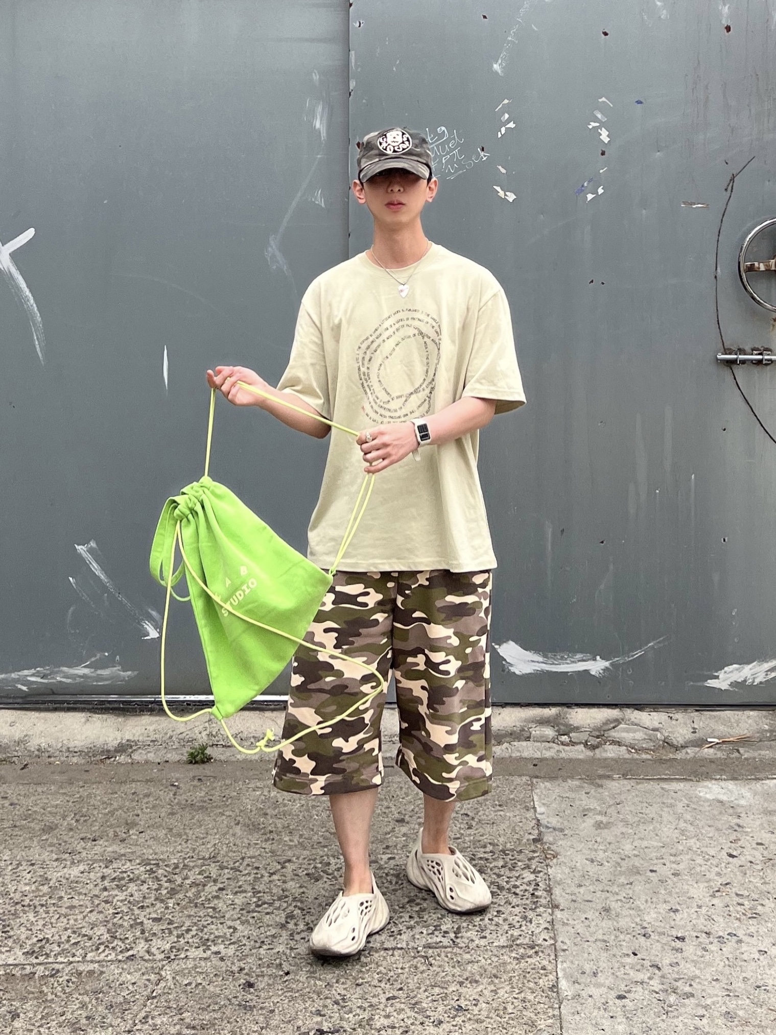 IAB Studio Pigment Sack Apple Green, Adidas Yeezy Foam RNNR Sand 착용 스타일 - 3