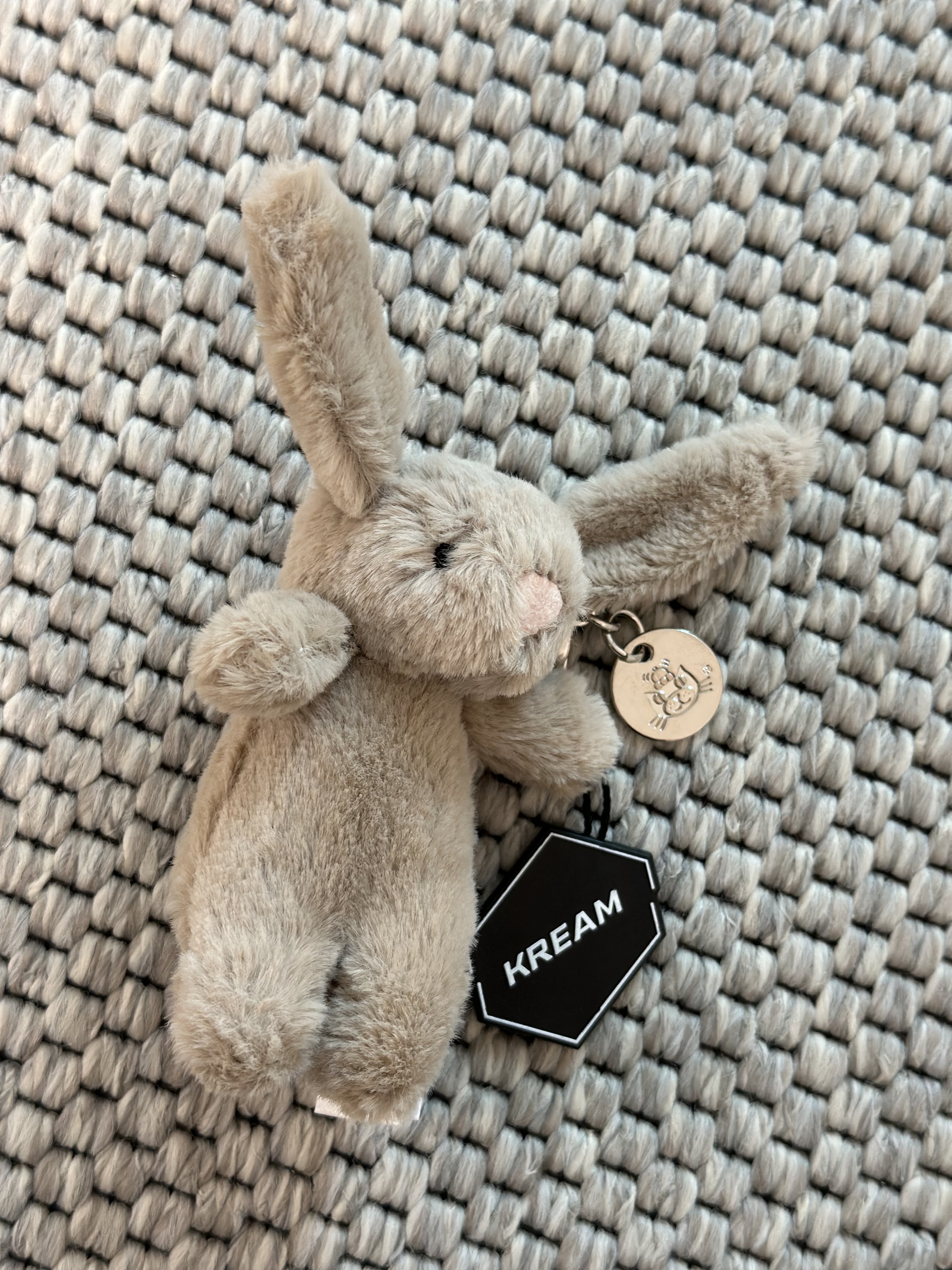 Jellycat Bashful Bunny Bag Charm Beige, COS Quilted Mini Bag Black 착용 스타일 - 3