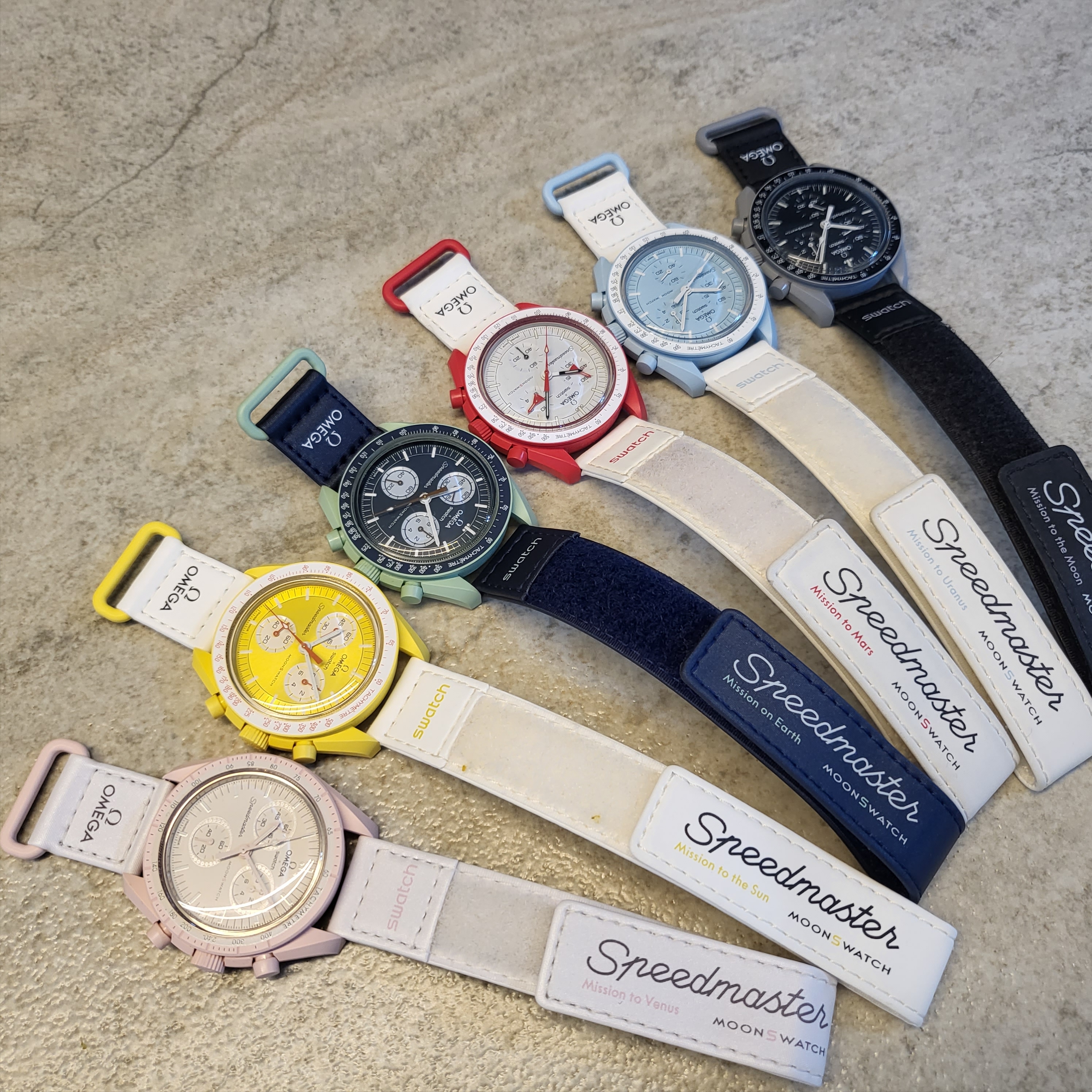Swatch x Omega Bioceramic MoonSwatch Mission To The Moon Moonshine Gold Pink Moon, Swatch x Omega Bioceramic MoonSwatch Mission To Uranus 착용 스타일