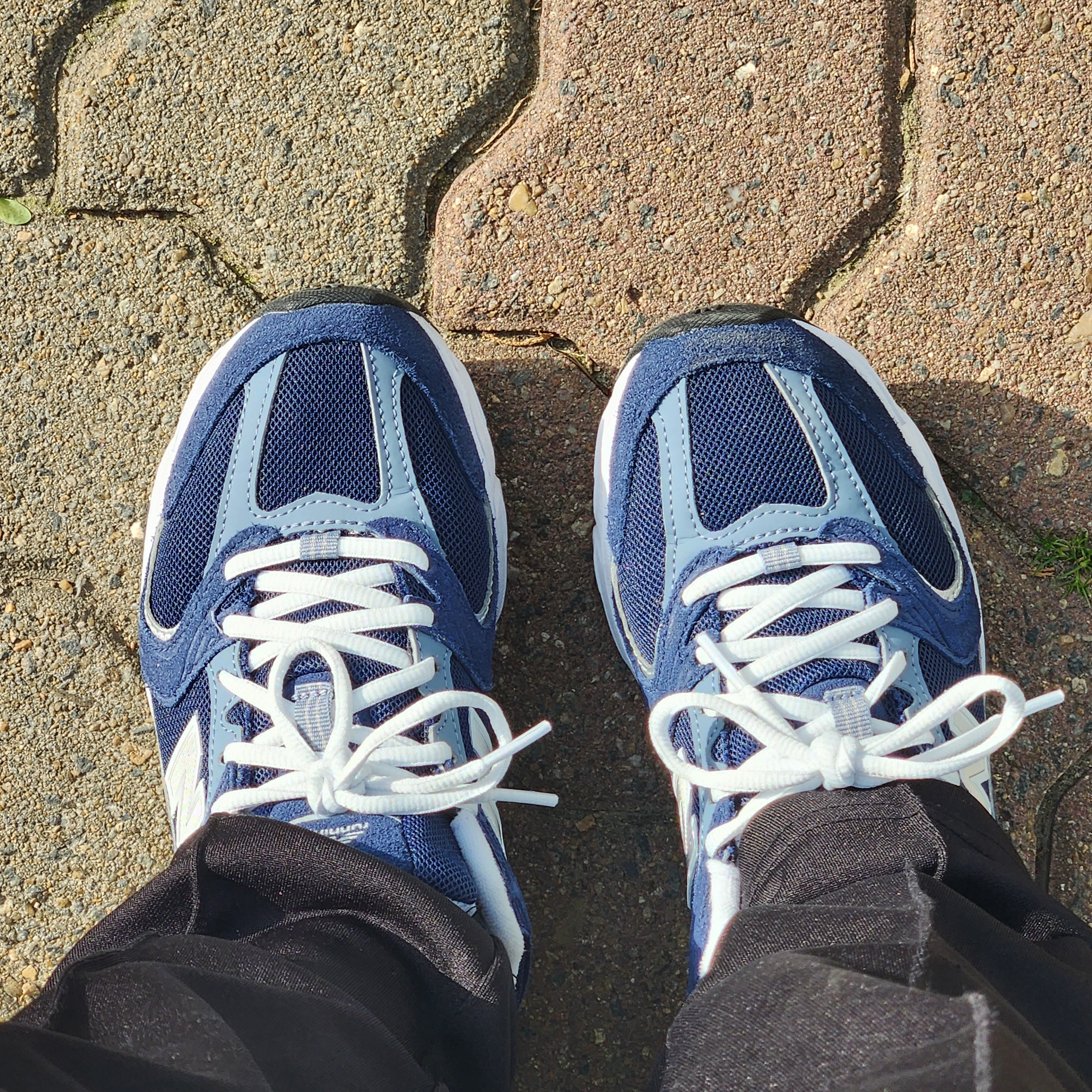 New Balance 530 Navy 착용 스타일 - 1