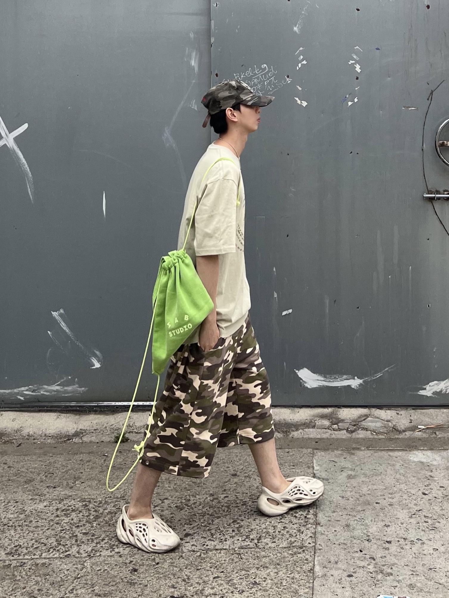 IAB Studio Pigment Sack Apple Green, Adidas Yeezy Foam RNNR Sand 착용 스타일 - 1