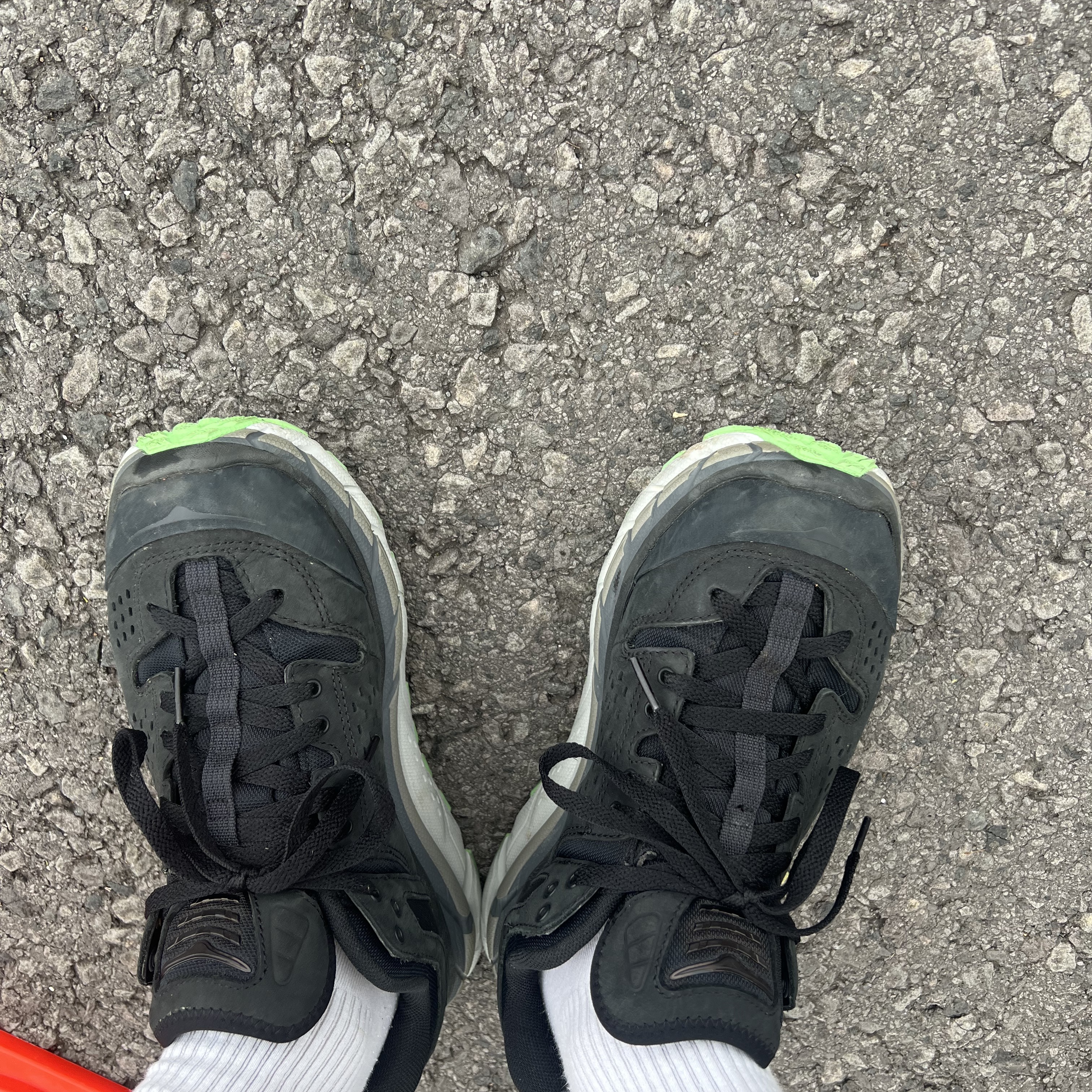 Hoka Tor Ultra Low Black Zest 착용 스타일