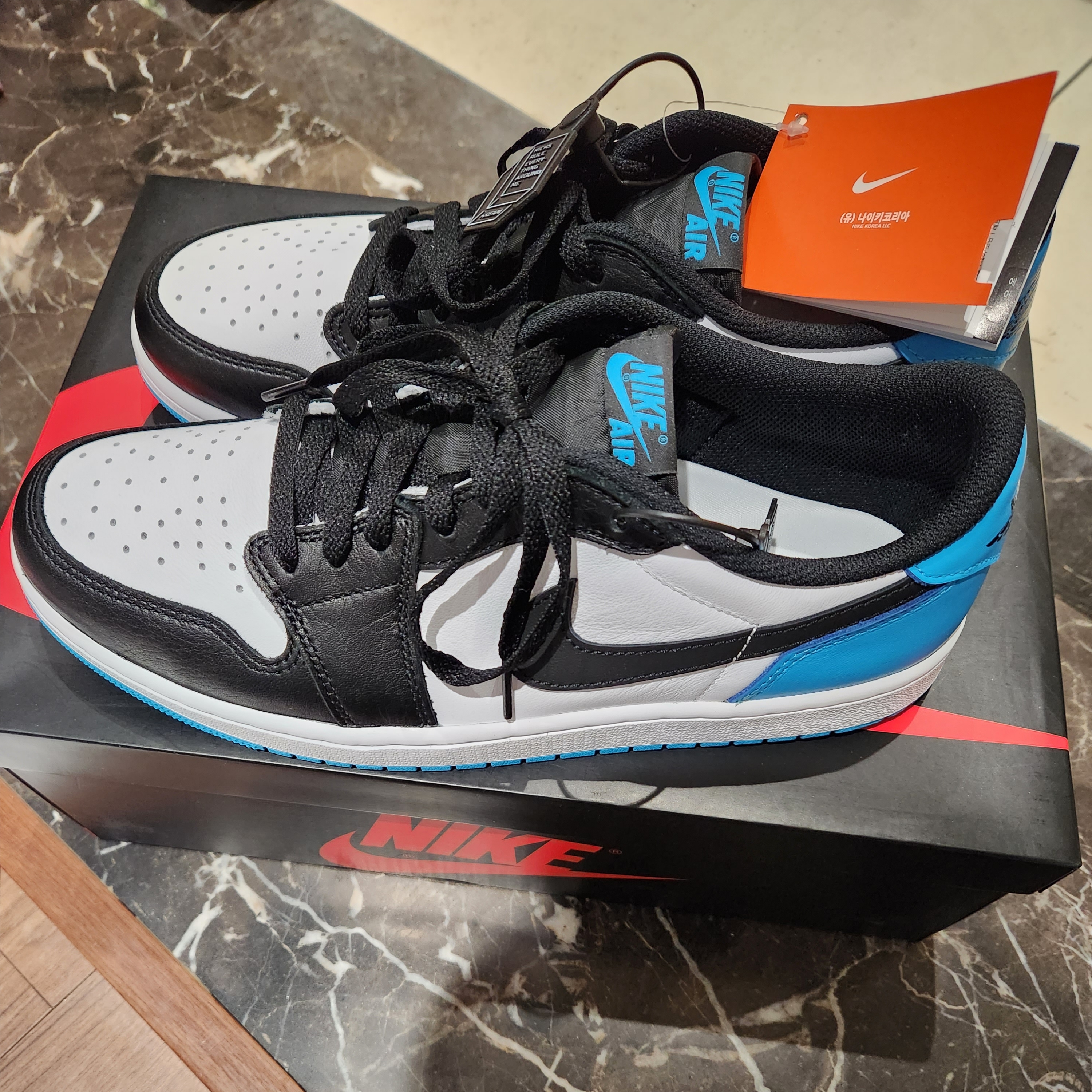 Jordan 1 Retro Low OG Black and Dark Powder Blue 착용 스타일 - 1