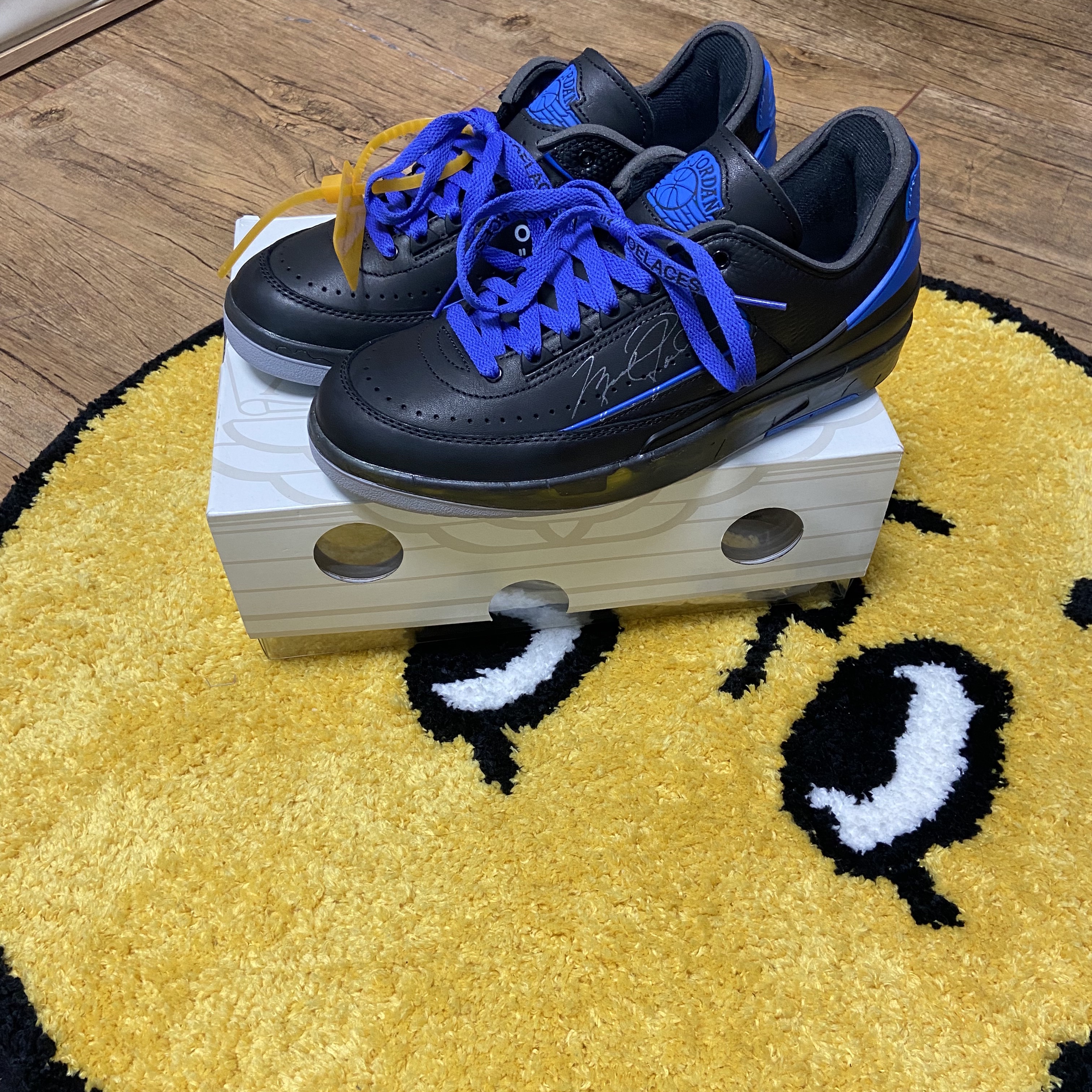 Jordan 2 x Off-White Retro Low SP Black and Varsity Royal 착용 스타일