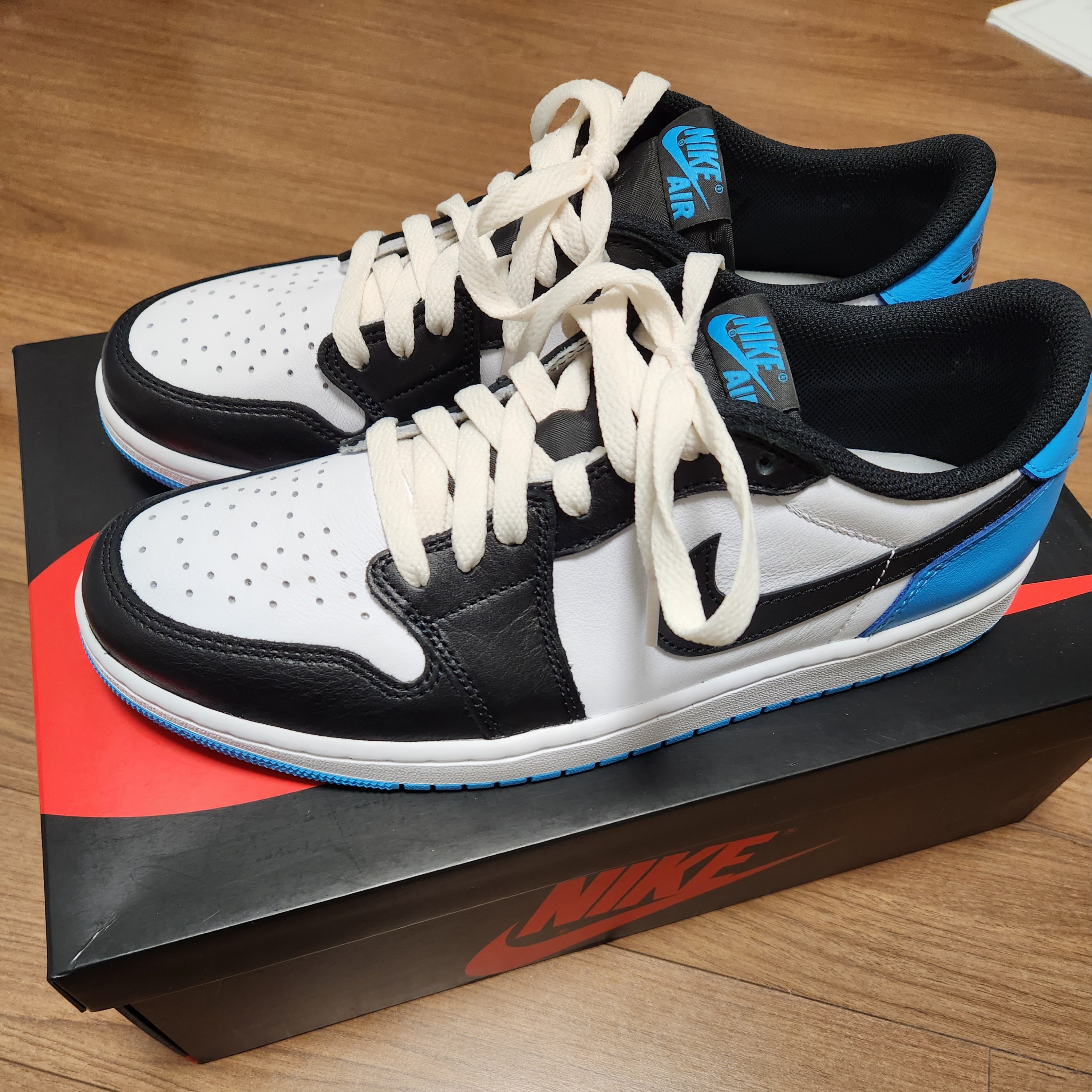 Jordan 1 Retro Low OG Black and Dark Powder Blue 착용 스타일 - 3