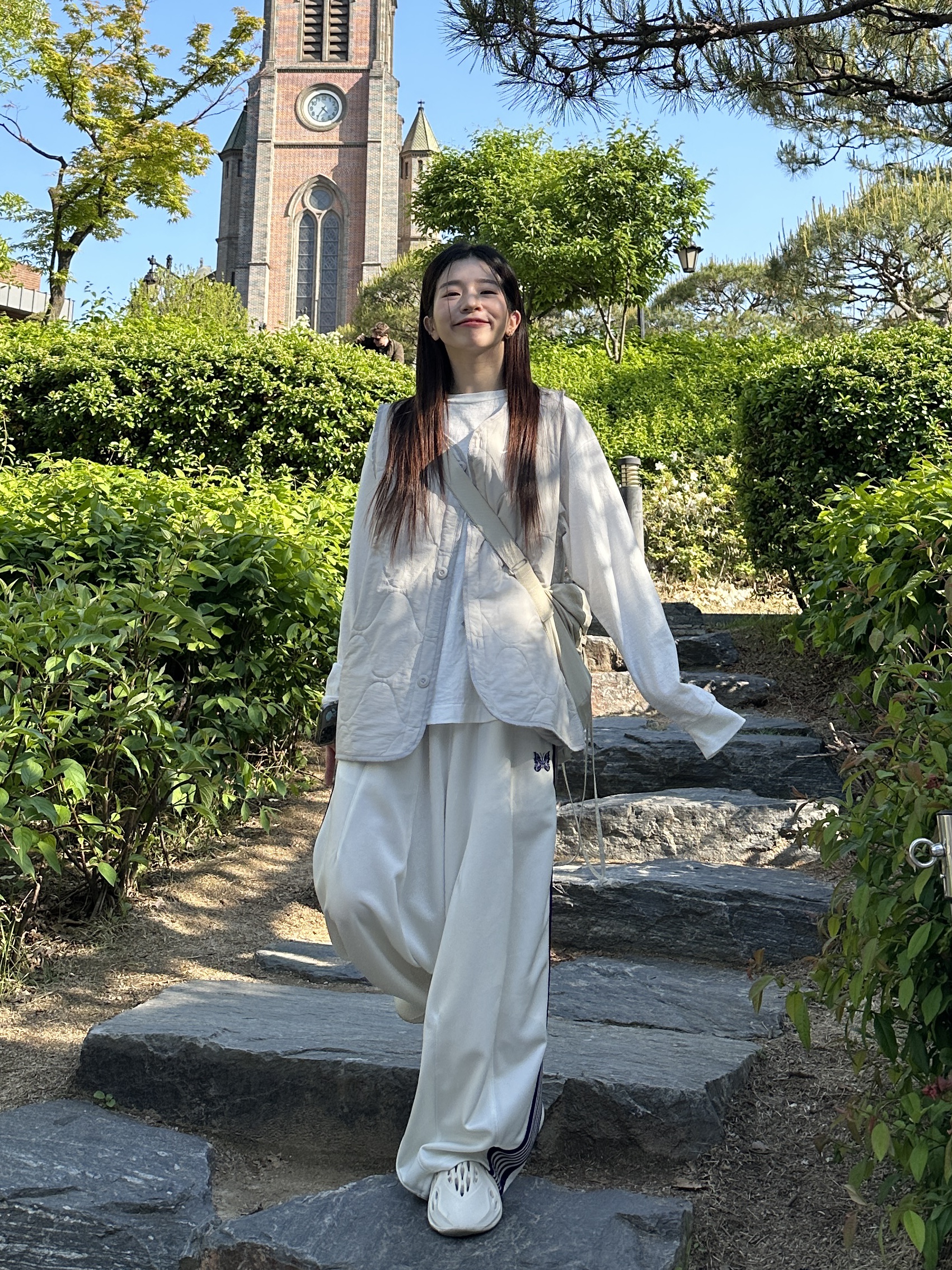 아디다스 이지 폼 러너 샌드, 니들스 H.D. 트랙 팬츠 폴리 스무스 아이스 화이트 착용 스타일 - 1