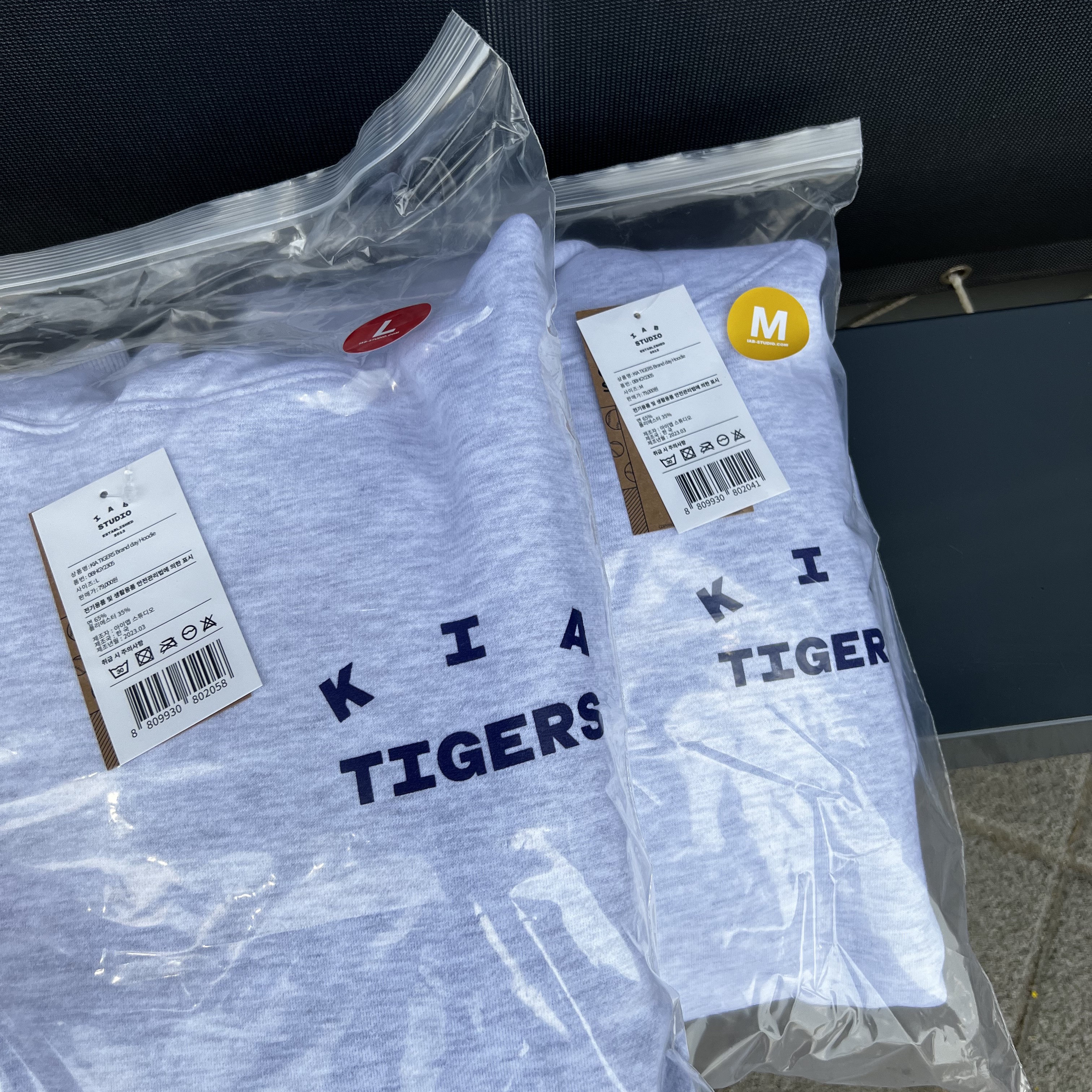 Kia Tigers x IAB Studio Brand Day Hoodie Grey 착용 스타일