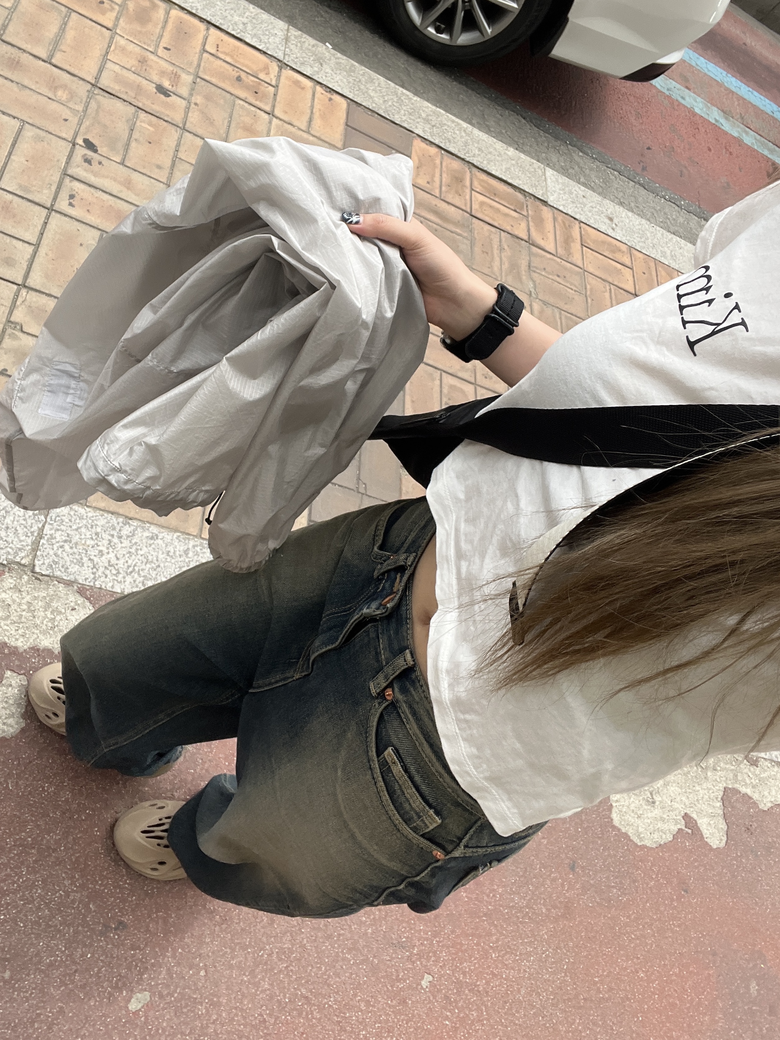 (W) Matin Kim Logo Silket Crop Top White, Adidas Yeezy Foam RNNR Mist 착용 스타일