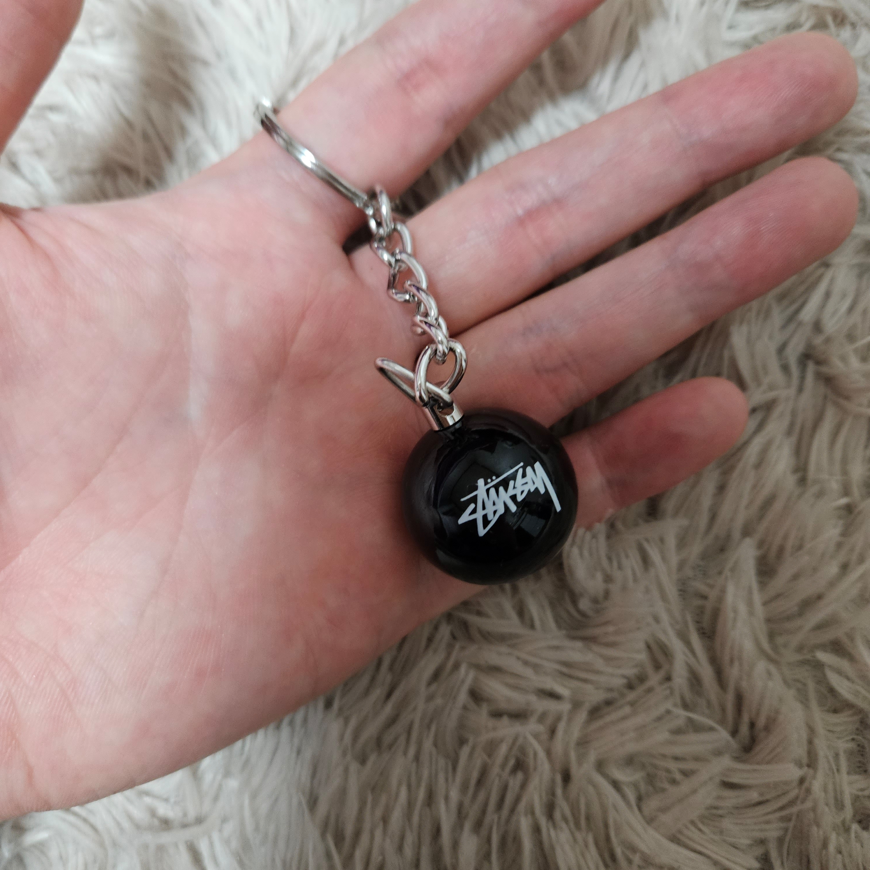 Stussy 8 Ball Keychain Black 착용 스타일