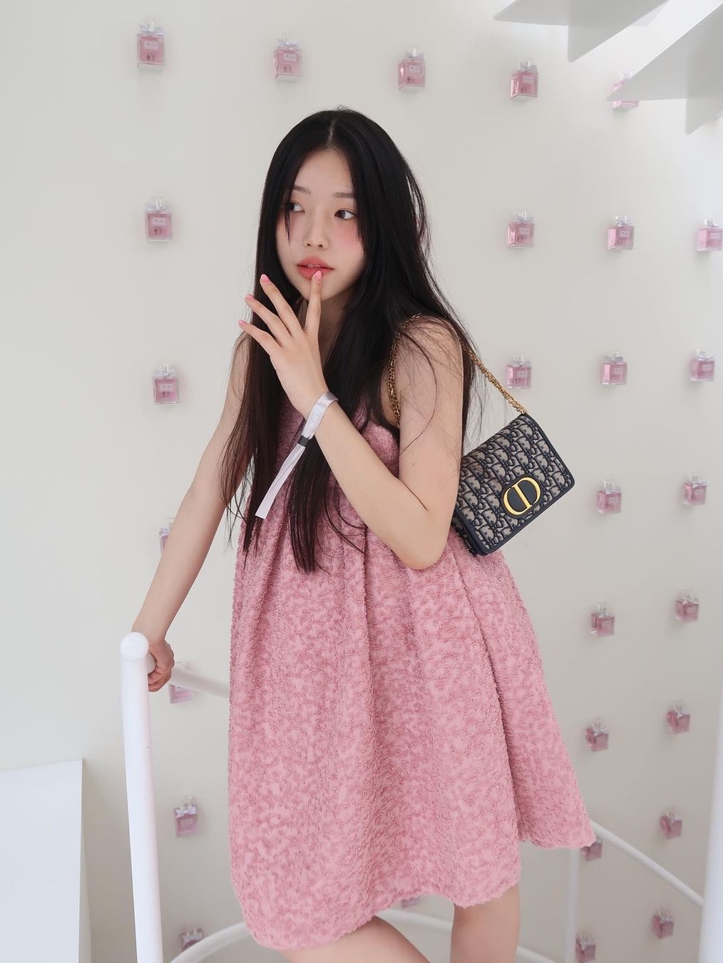 디올 투인원 30 몽테인 파우치 블루 디올 오블리크 자카드 착용 스타일