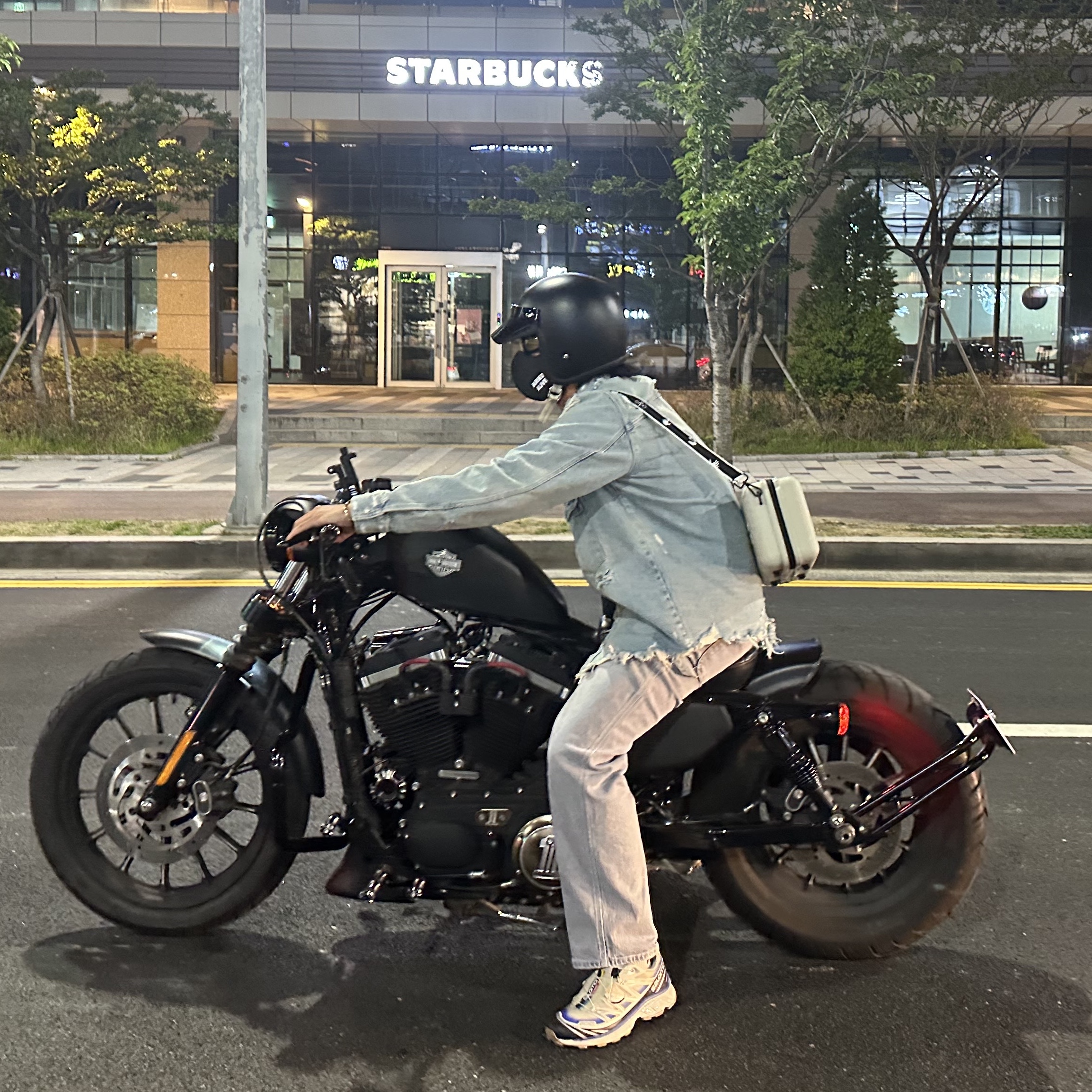 Off-White x Amore Pacific Protection Box (Without Cosmetics), Salomon XT-6 Skyline Bleached Sand Dazzling Blue 착용 스타일