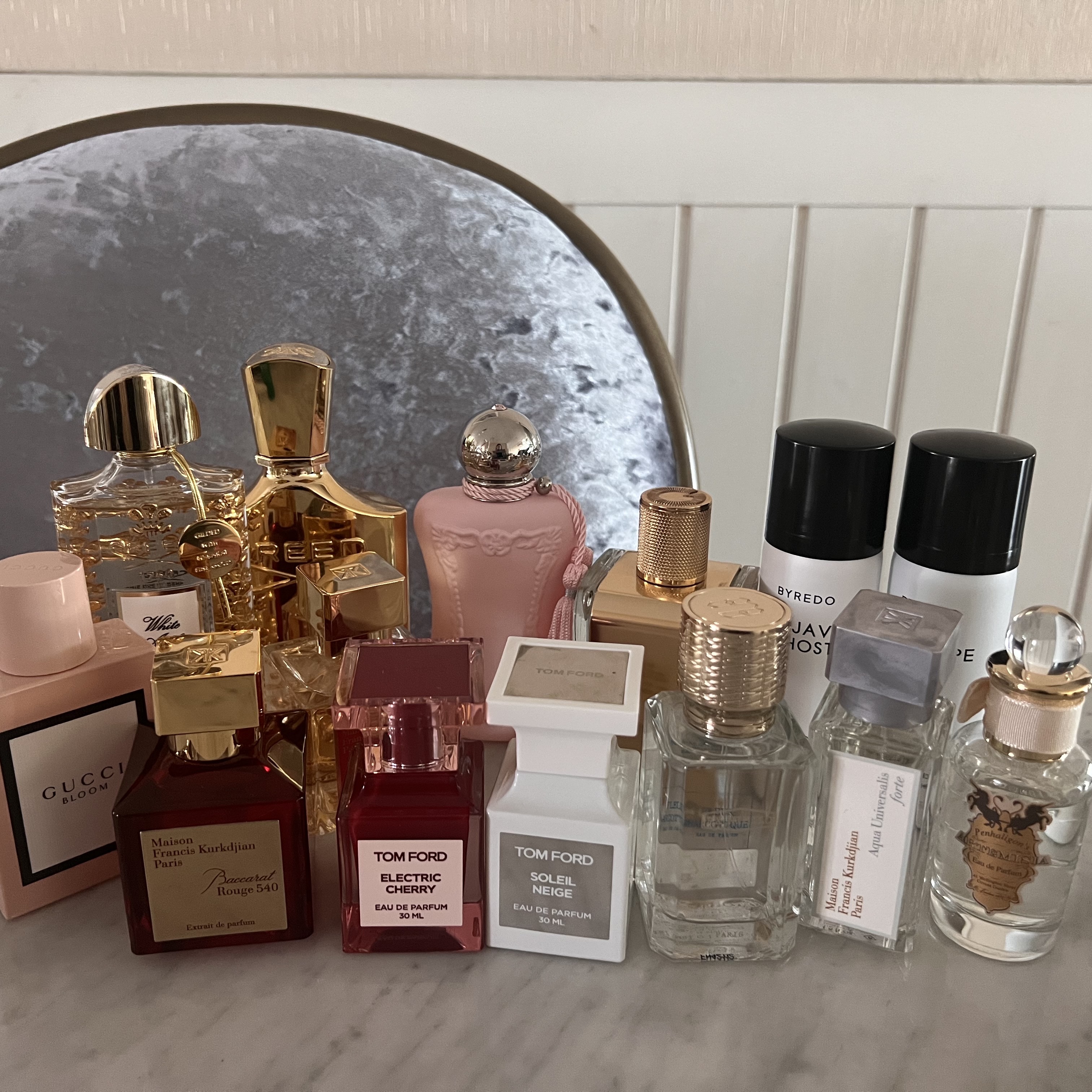 Tom Ford Electric Cherry Eau De Parfum 50ml, Maison Francis Kurkdjian Baccarat Rouge 540 Extrait De Parfum 70ml 착용 스타일