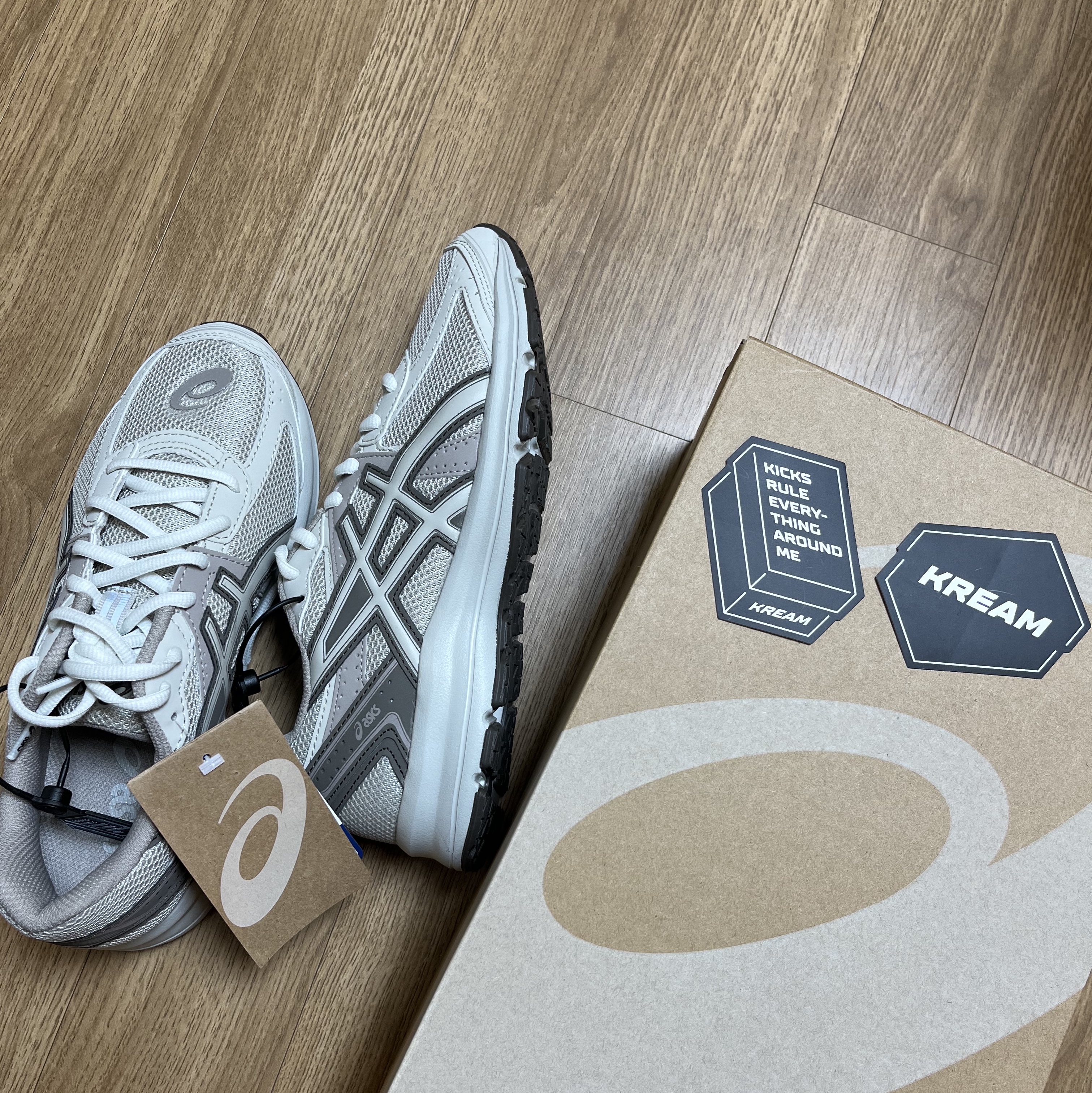 Asics Jog 100 S Birch - 2E Wide 착용 스타일