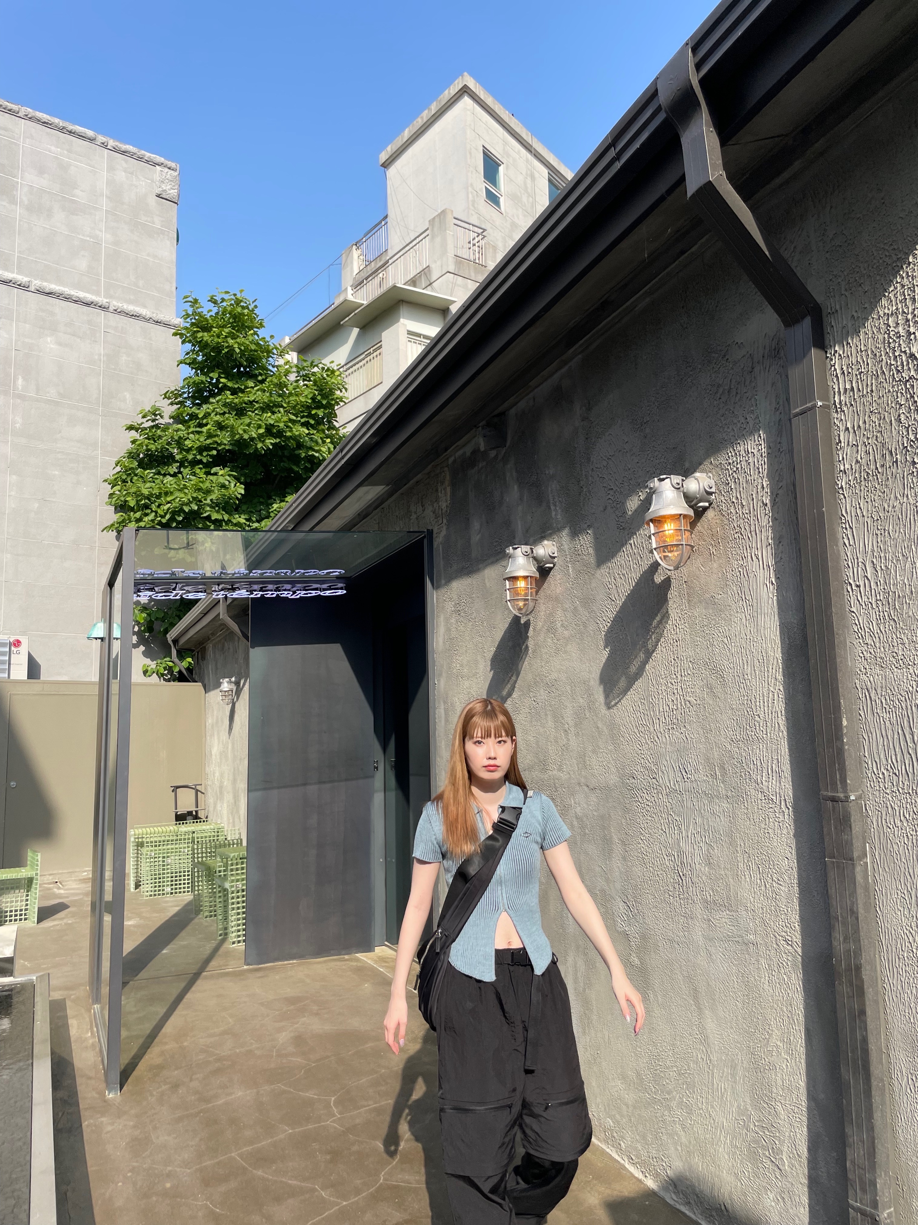 (W) 미스치프 니티드 투톤 숏슬리브 블루 브라운, 나이키 x 앰부쉬 덩크 하이 딥 로얄 블루 착용 스타일 - 2