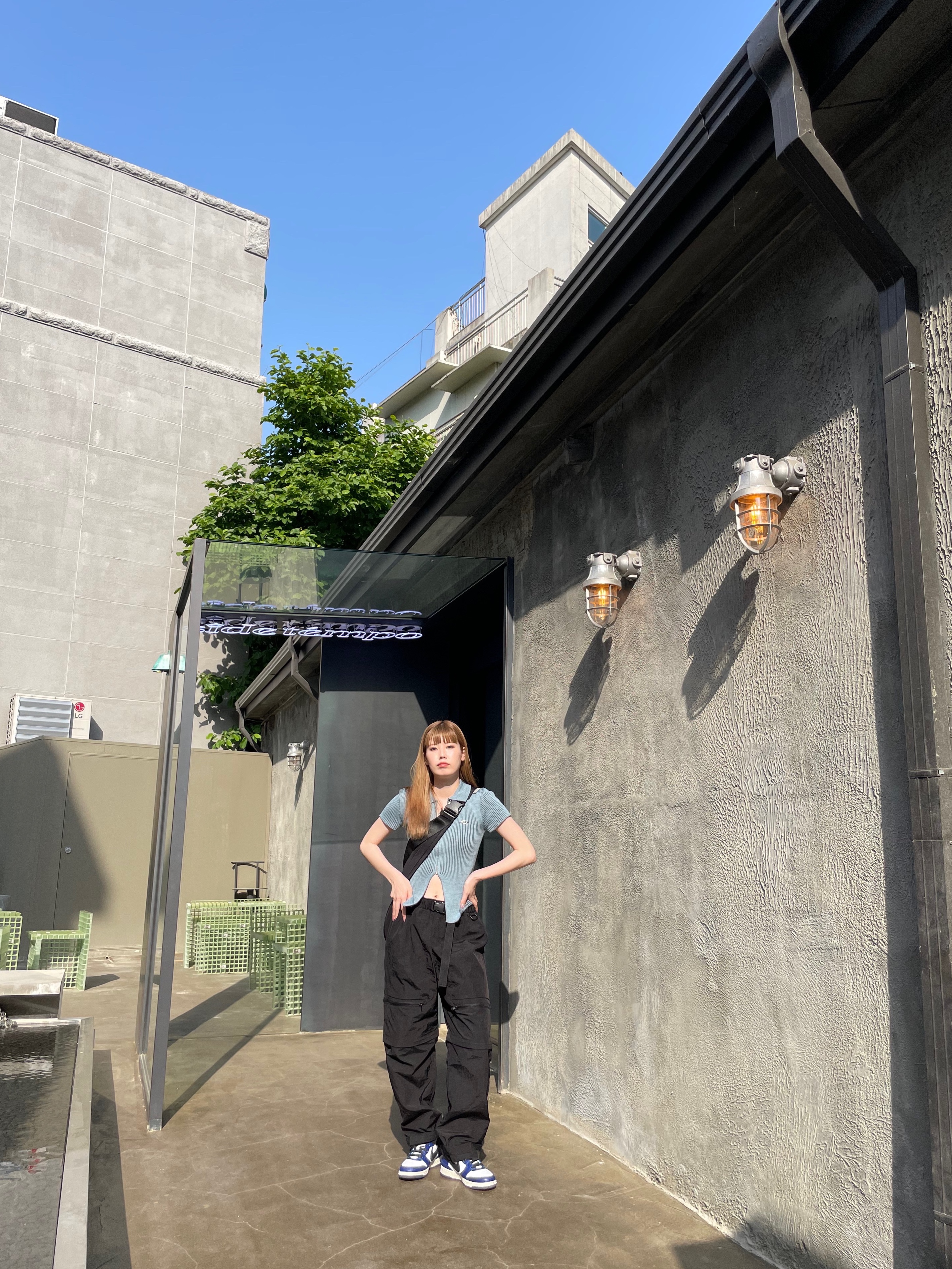 (W) 미스치프 니티드 투톤 숏슬리브 블루 브라운, 나이키 x 앰부쉬 덩크 하이 딥 로얄 블루 착용 스타일 - 3