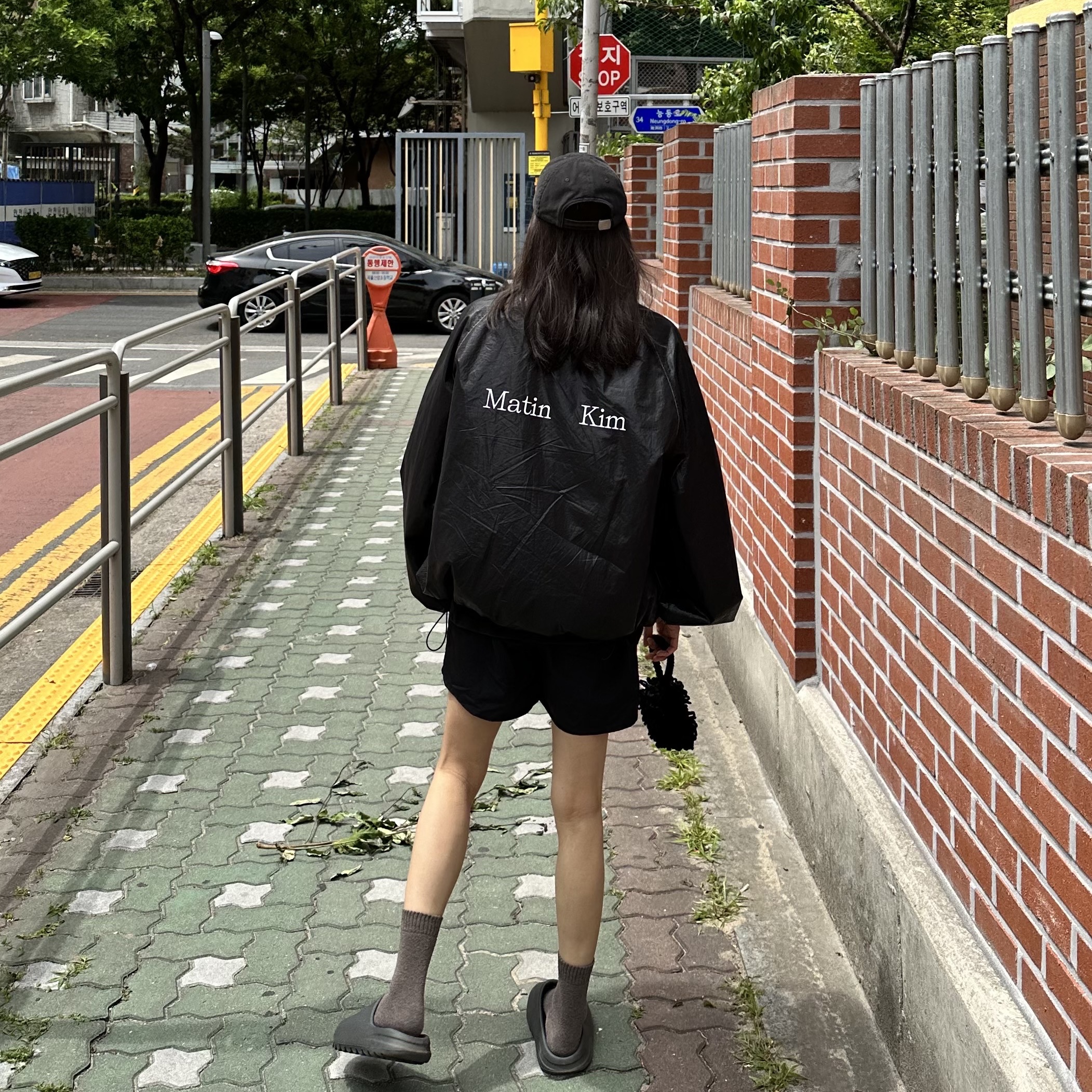 (W) Matin Kim Logo Coating Jumper Black, Adidas Yeezy Slide Onyx 착용 스타일