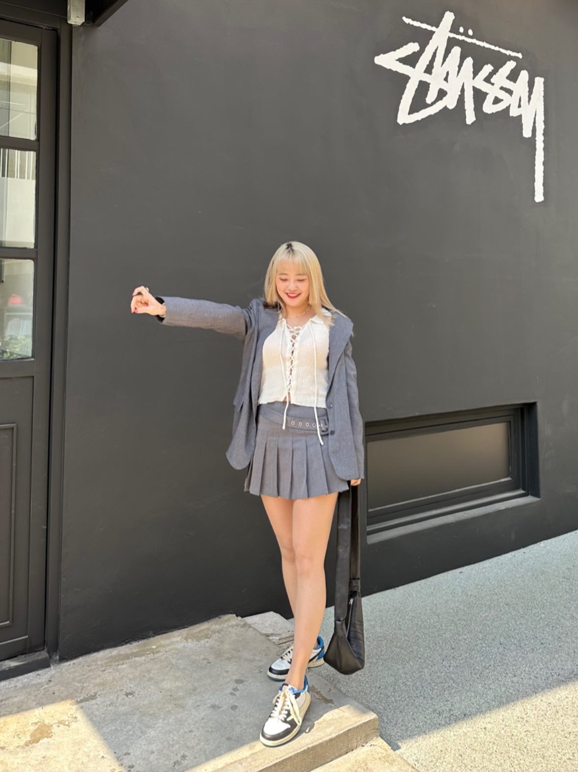 르메르 스몰 크루아상 백 소프트 나파 레더 블랙, 조던 1 x 트래비스 스캇 x 프라그먼트 레트로 로우 OG SP 밀리터리 블루 착용 스타일 - 2
