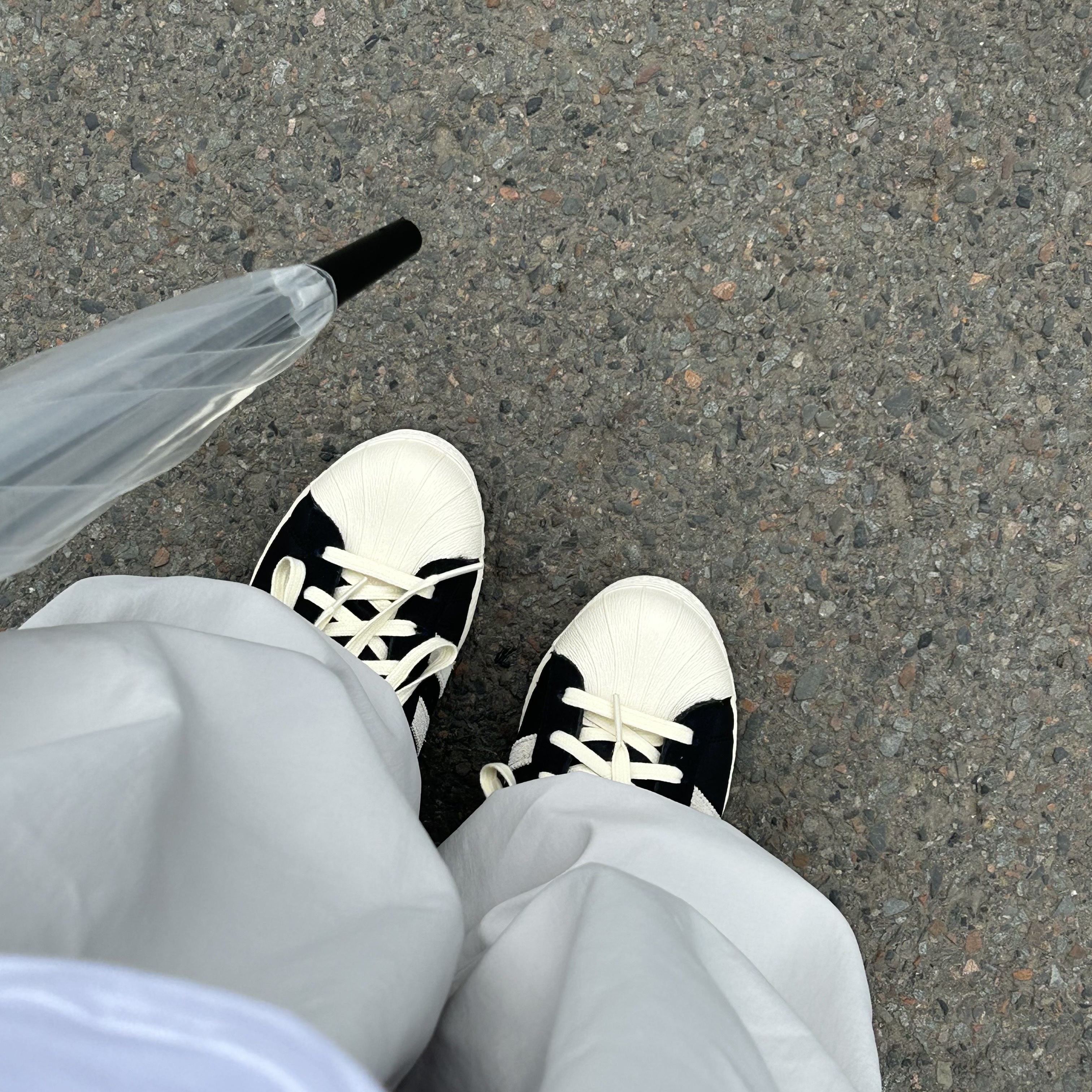 Adidas Superstar 82 Black White 착용 스타일