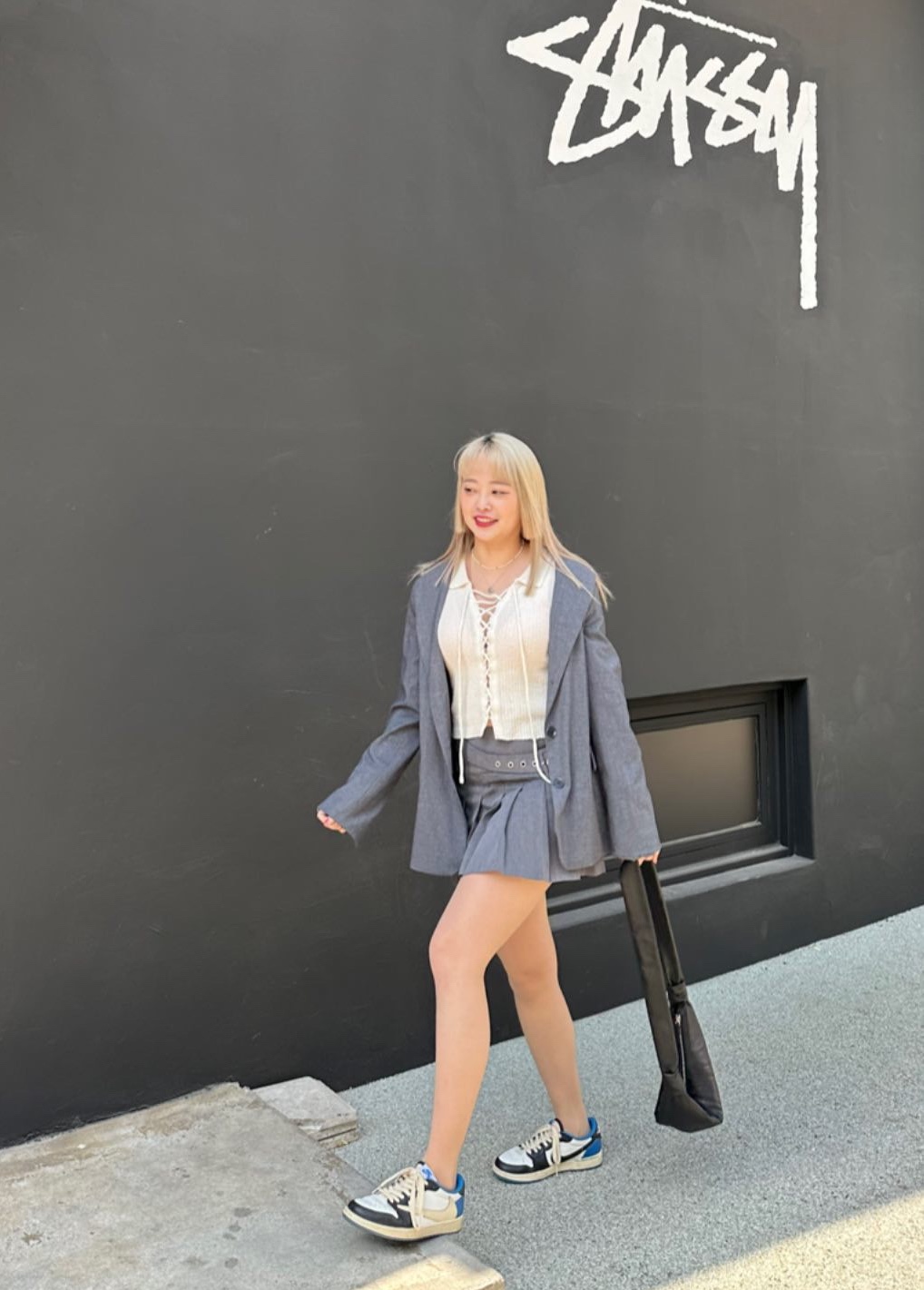 르메르 스몰 크루아상 백 소프트 나파 레더 블랙, 조던 1 x 트래비스 스캇 x 프라그먼트 레트로 로우 OG SP 밀리터리 블루 착용 스타일 - 1