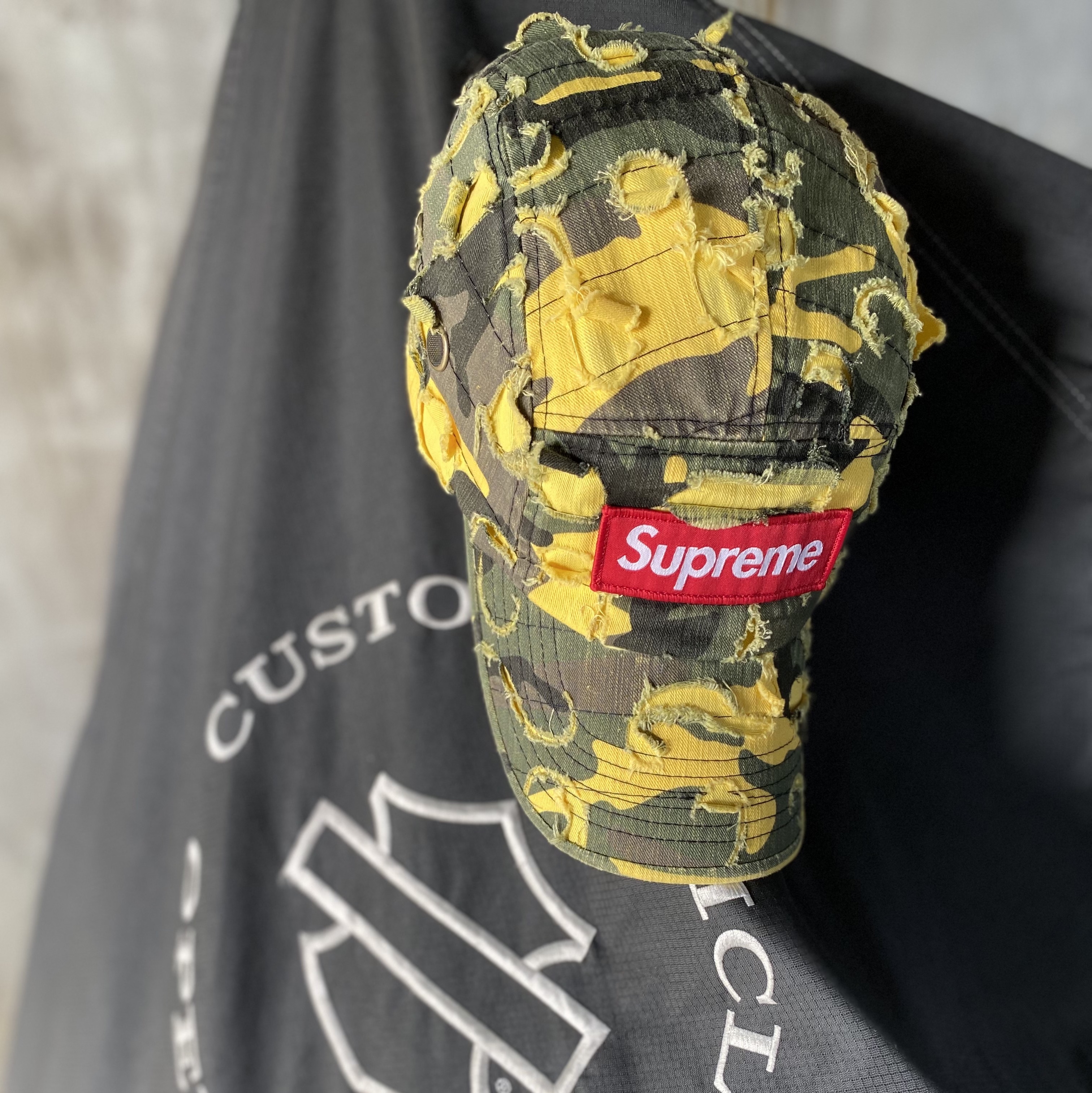 Supreme Griffin Camp Cap Yellow Camo - 22FW 착용 스타일 - 2
